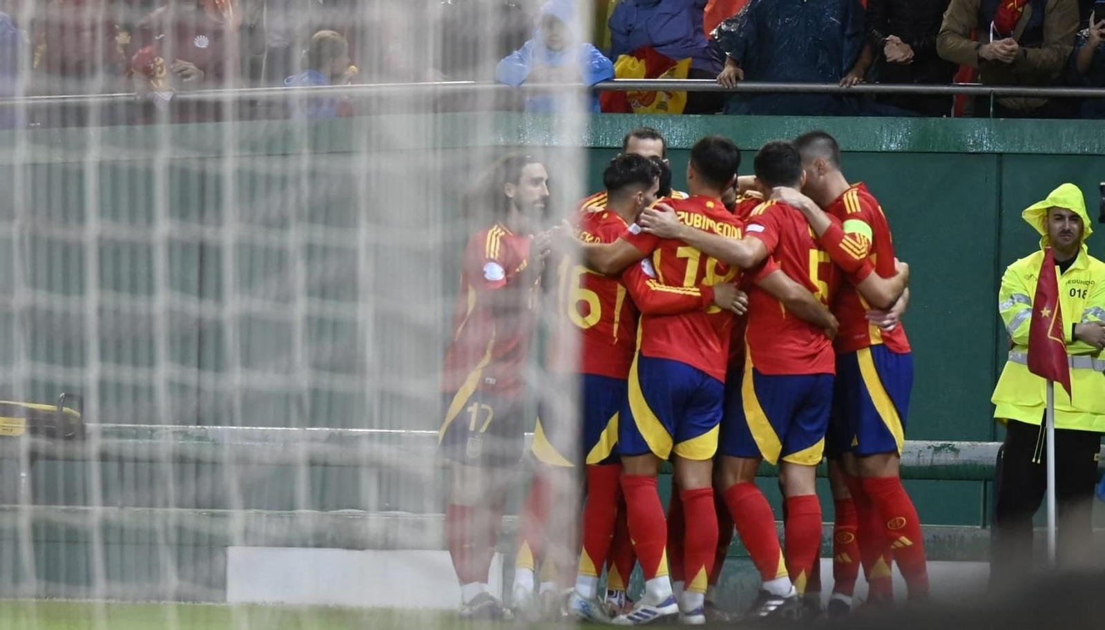 Los jugadores de la selección celebran el gol de Laporte. Los jugadores de la selección celebran el gol de Laporte.