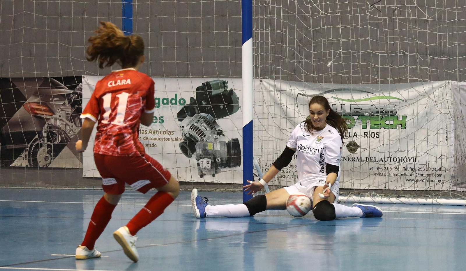 Tainara para el penalti lanzado por Clara.