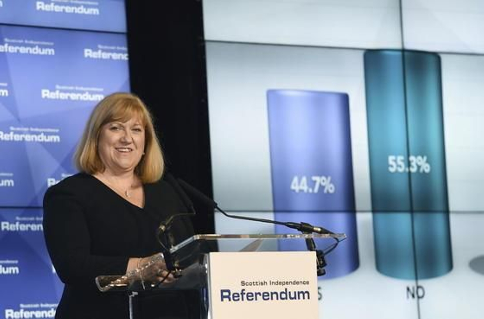 La responsable de la Comisión Electoral escocesa, Mary Pitcaithly, da a conocer los resultados de la votación. 

Foto: EFE