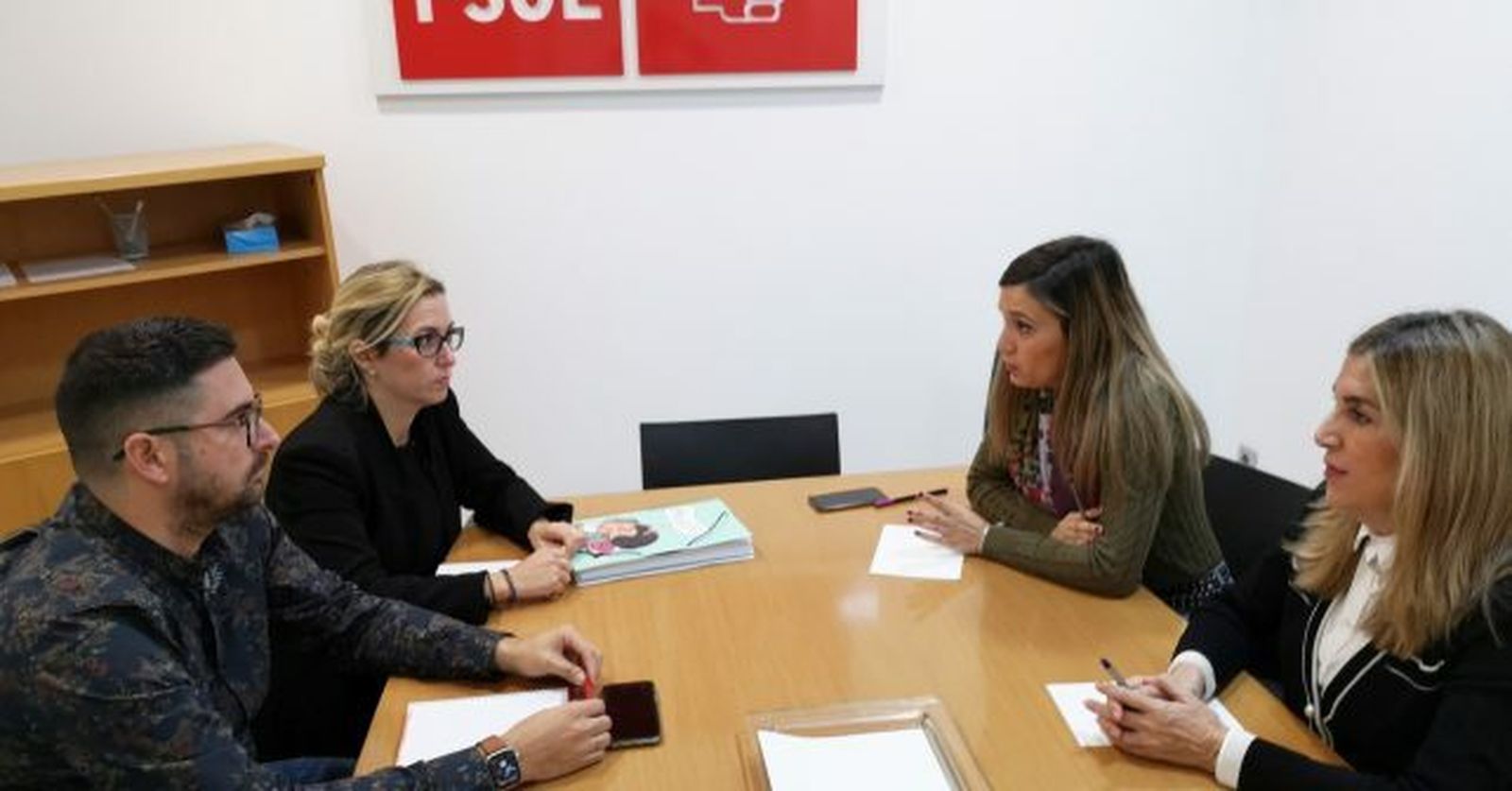 Las parlamentarias socialistas con representantes del comité de empresa.