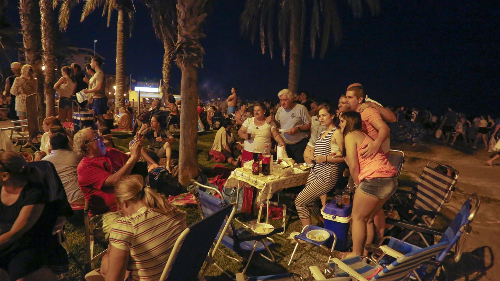 Personas celebrando la noche de San Juan en una edición anterior.