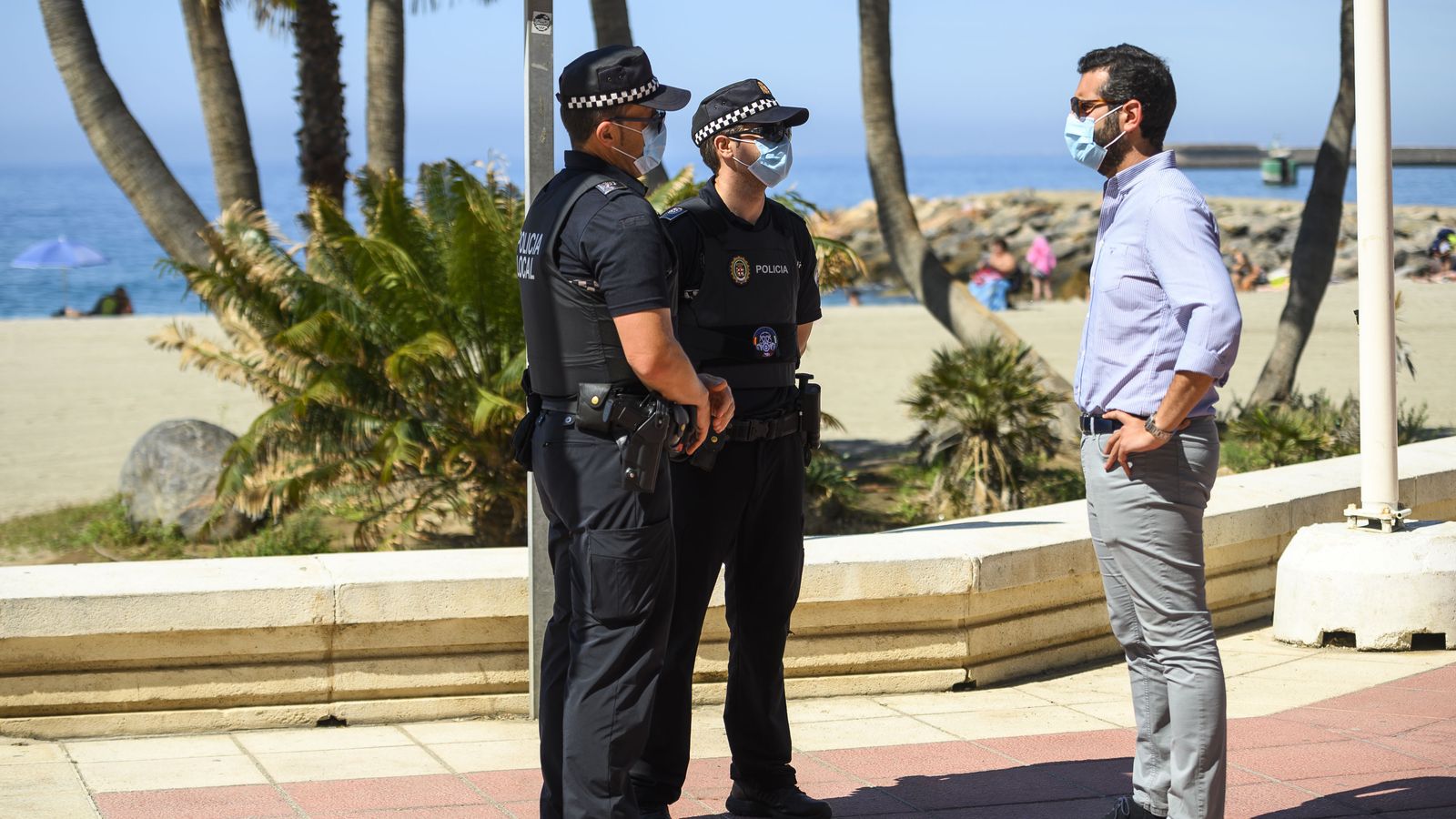 El alcalde de Almería conversa con agentes de la Policía Local ayer en la playa de El Zapillo.