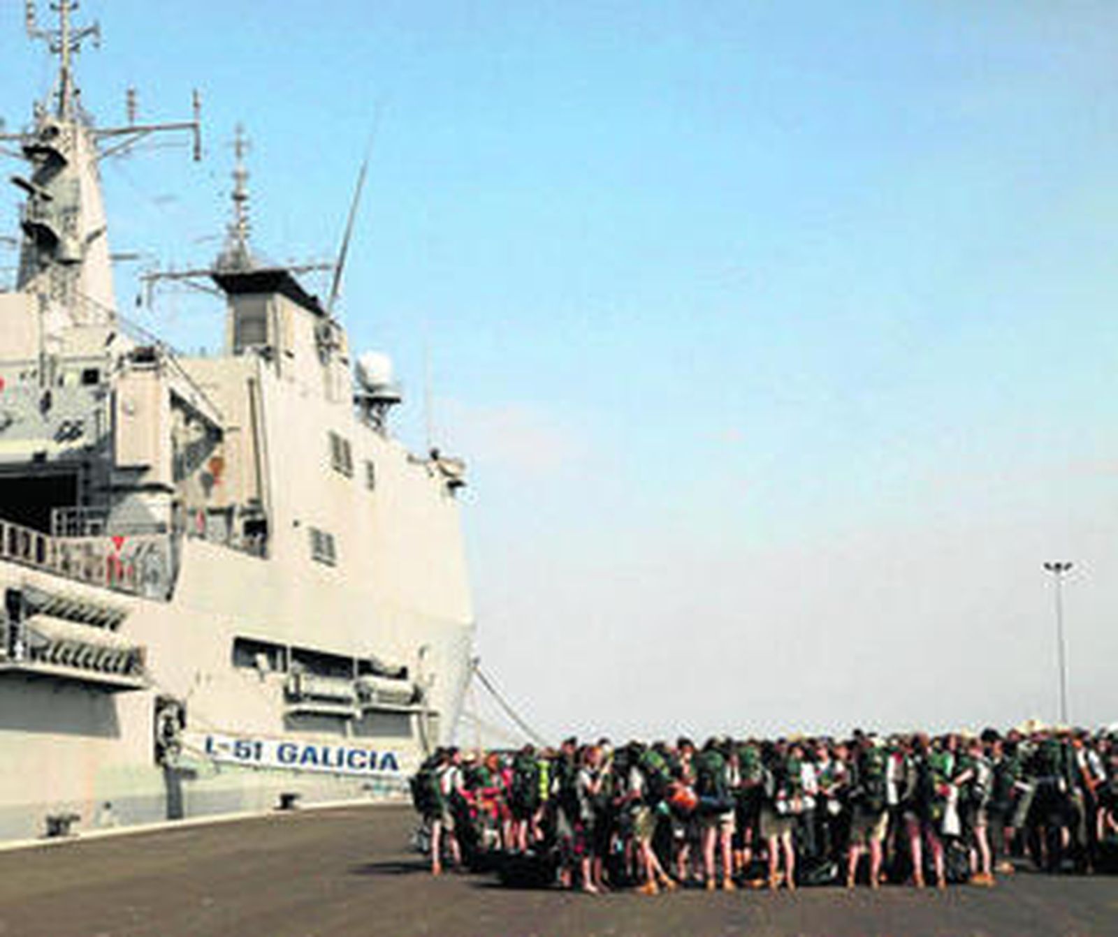 Los expedicionarios, instantes antes de embarcar en el 'Galicia'; arriba, De la Quadra Salcedo con el capitán.