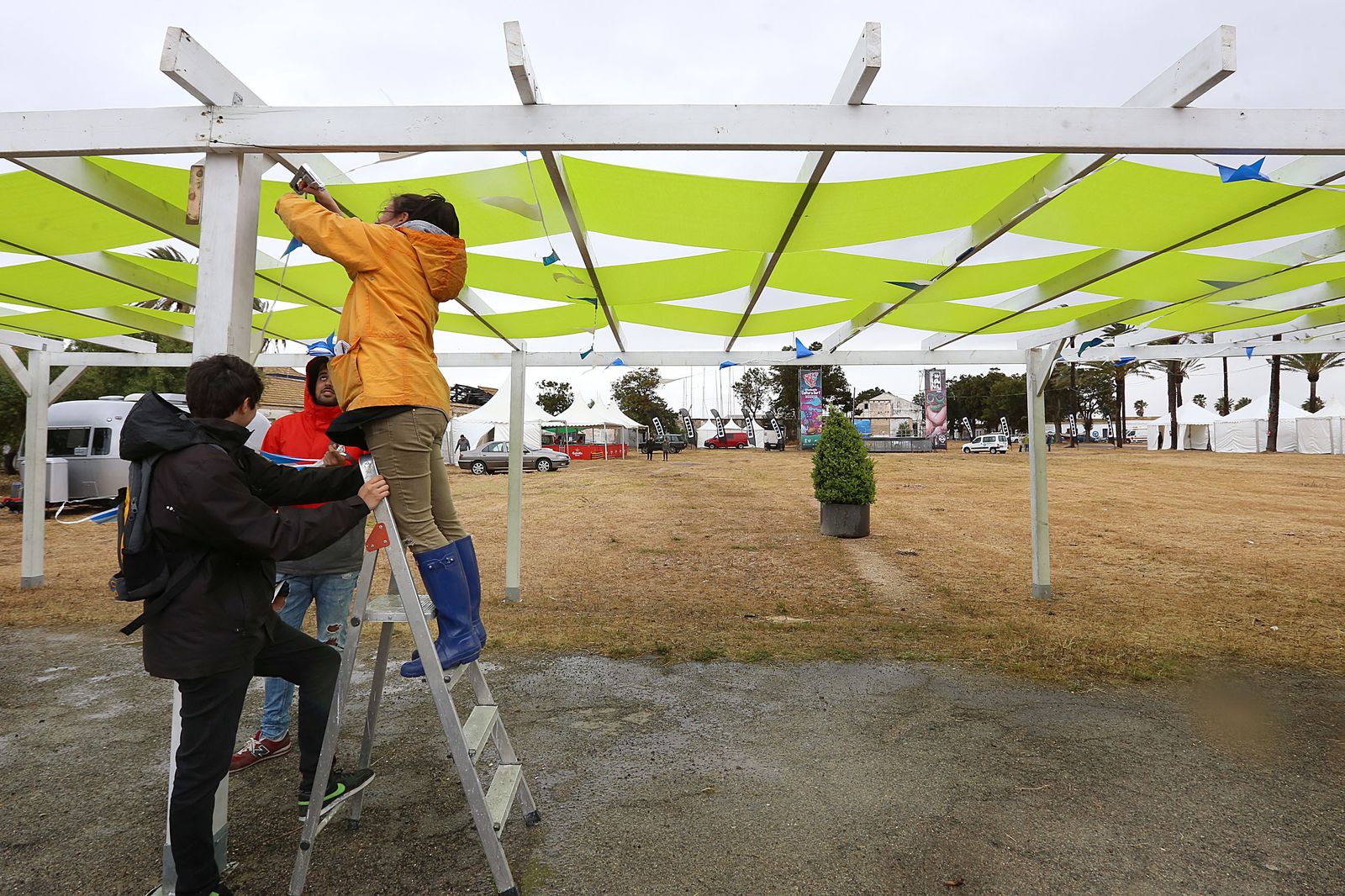 Preparativos en el poblado marinero, donde habrá conciertos, talleres y actividades deportivas este fin de semana.