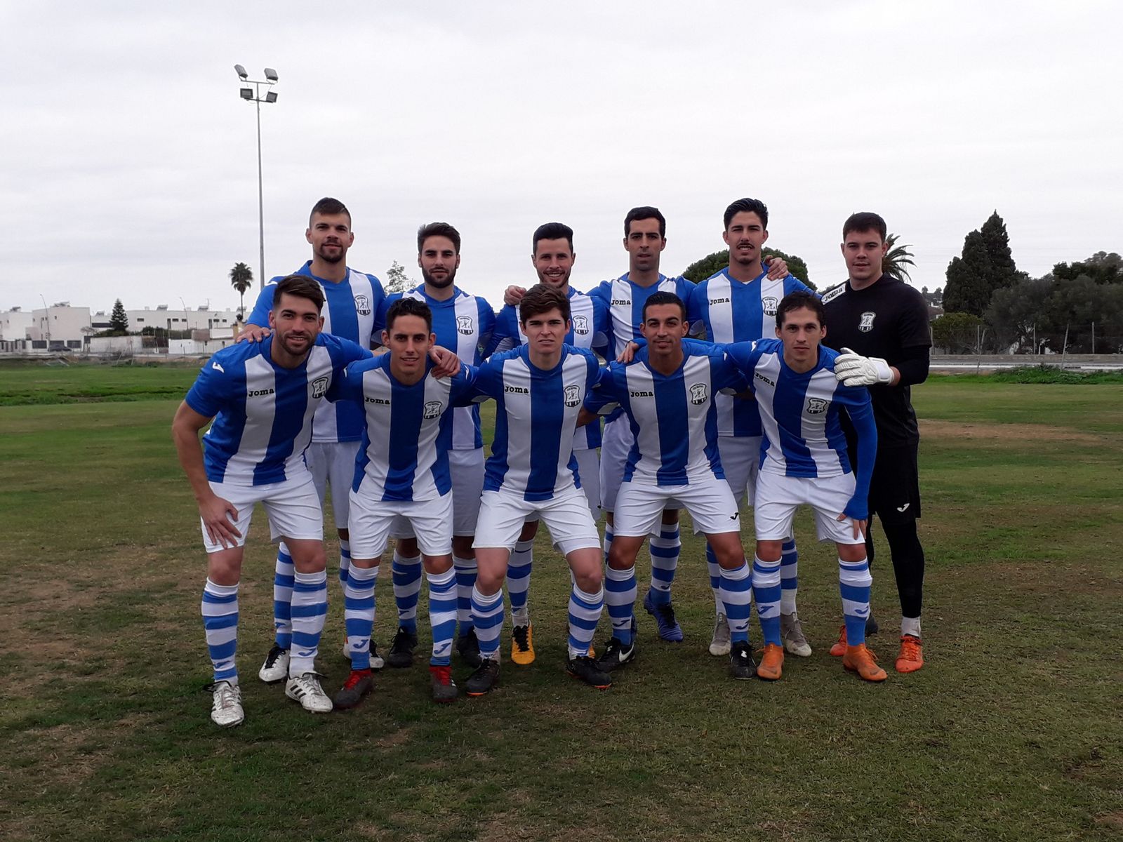 Formación inicial que presentó el Jerez Industrial en el Marcos Monge de El Puerto.
