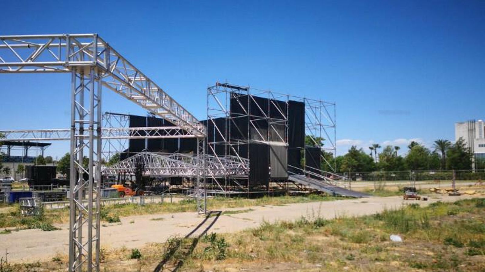 Montaje del escenario de la fan zone del Barcelona para la final de la Copa del Rey en Sevilla.