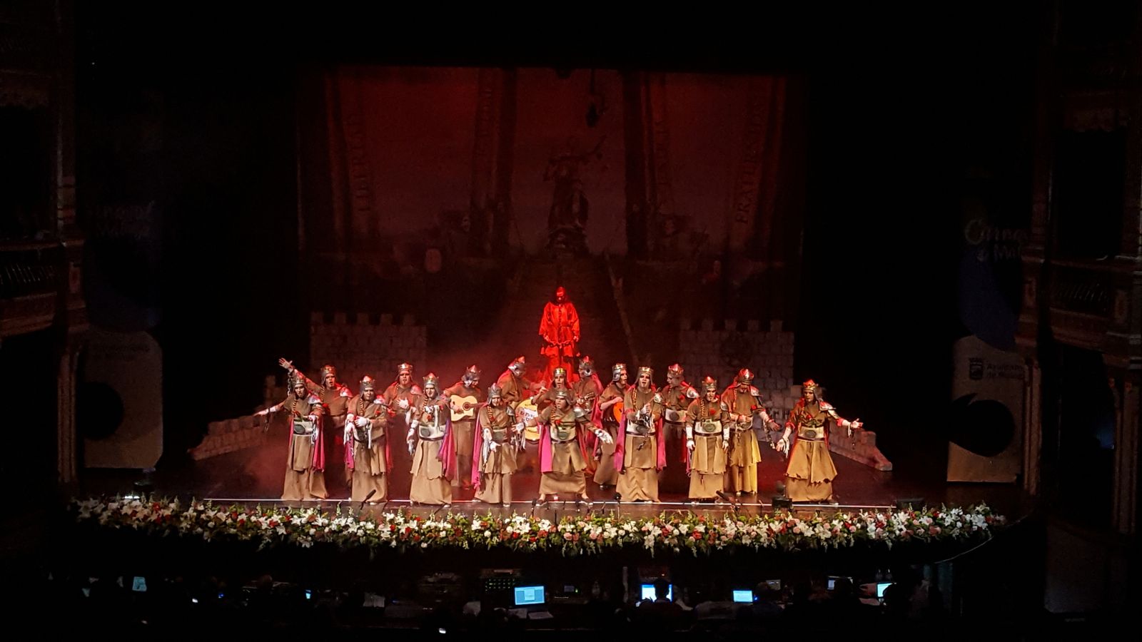 La comparsa 'En el nombre de la rosa', durante su actuación.