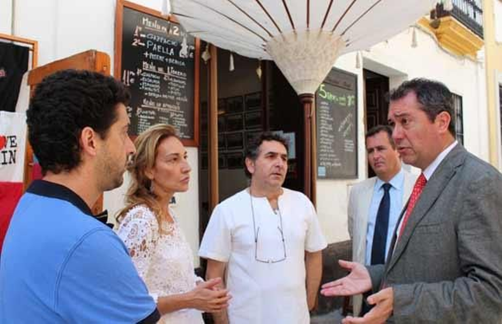 Vecinos de Santa Cruz insisten en una "reordenación del tráfico" en la zona monumental