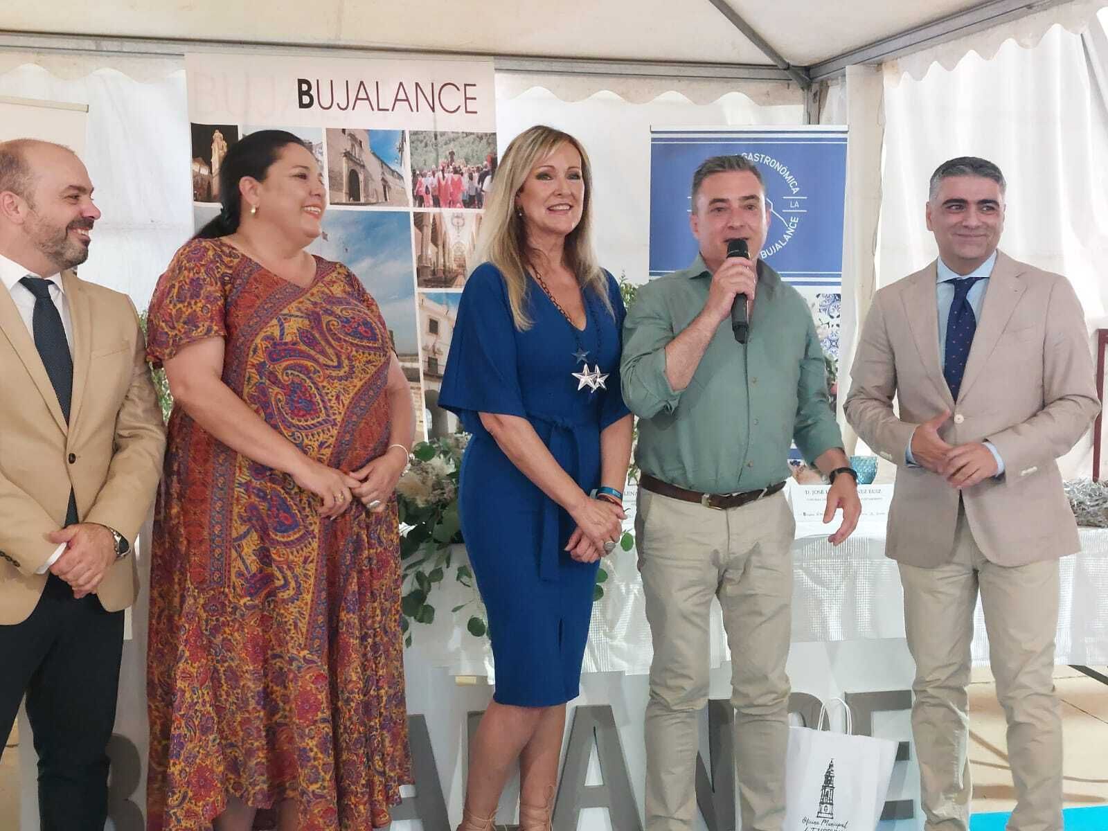 Paco Mulero, en el momento de recoger su distinción durante la inauguración de la V Feria de la Patata Rellena de Bujalance