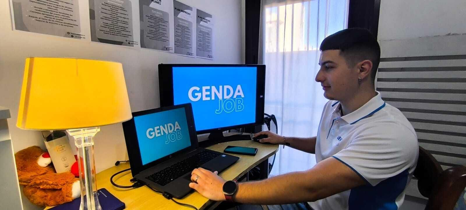 Marcos Luque, en su dormitorio, donde nació Genda Job.