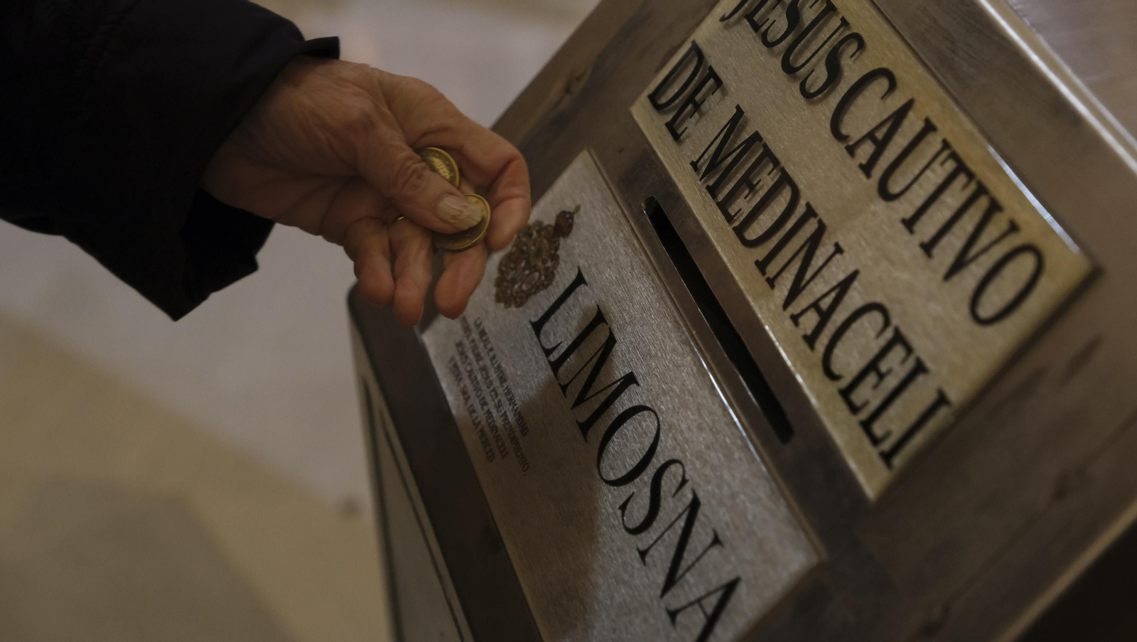 Imágenes del multitudinario besapiés del Cristo de Medinaceli en la Catedral de Almería