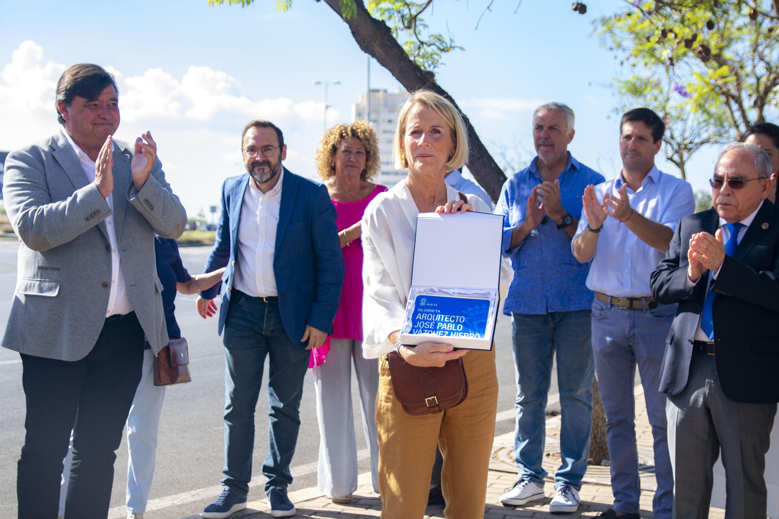 La viuda de José Pablo Vázquez Hierro muestra la placa.