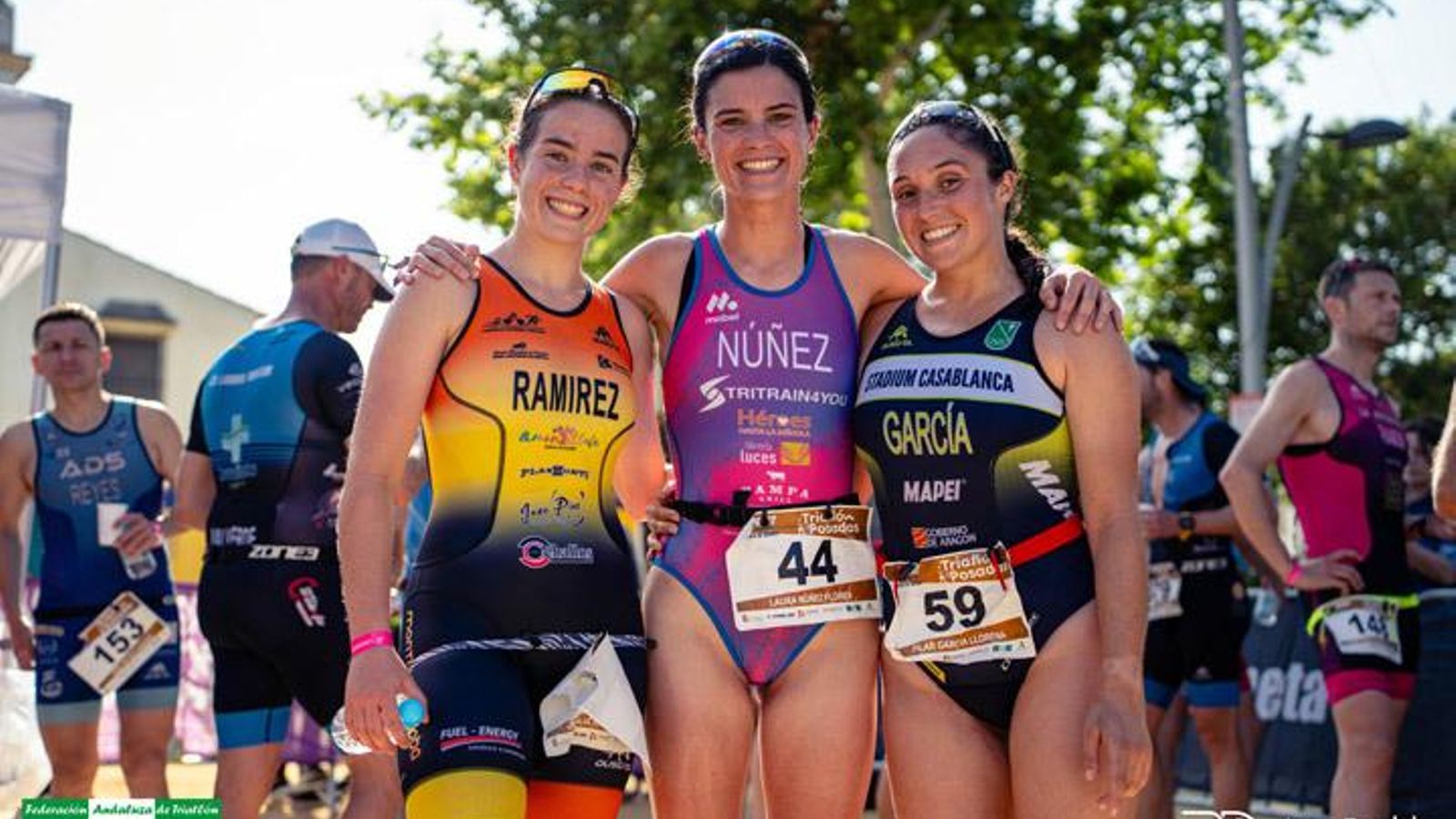 Laura Núñez posa junto a Natalia Ramírez y Pilar García.