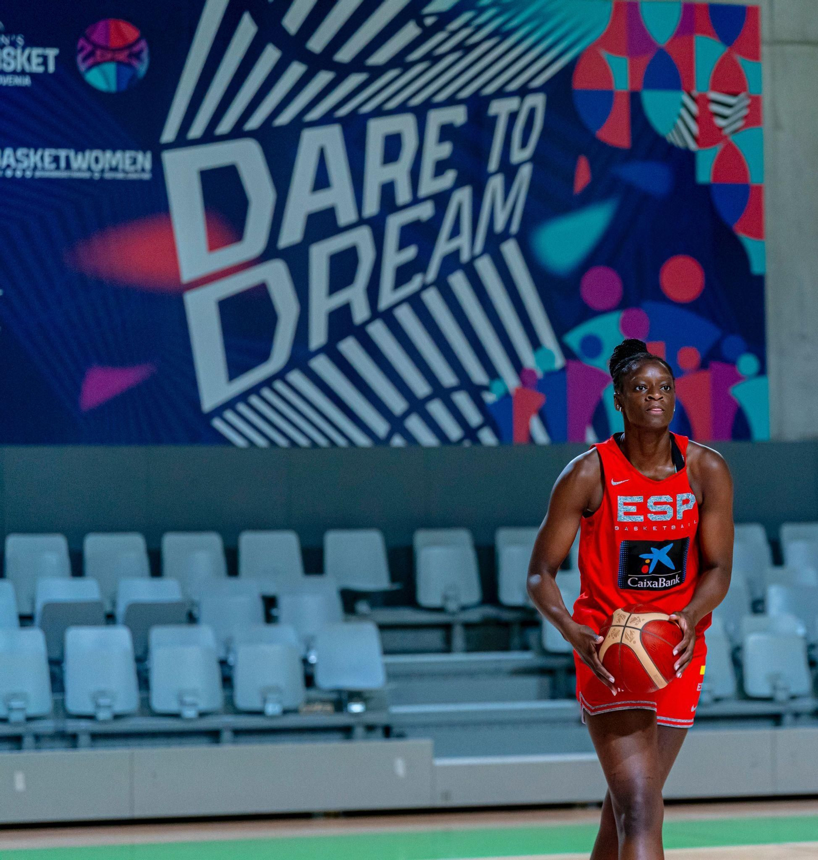 Lola Pendande ejercitándose con la selección española durante este último Eurobasket.