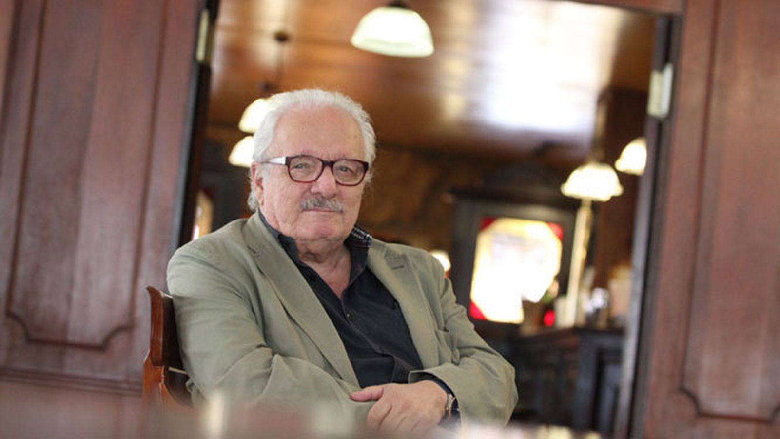 Javier Reverte (Madrid, 1944), en el Hotel Inglaterra de Sevilla, uno de los escenarios de su novela.