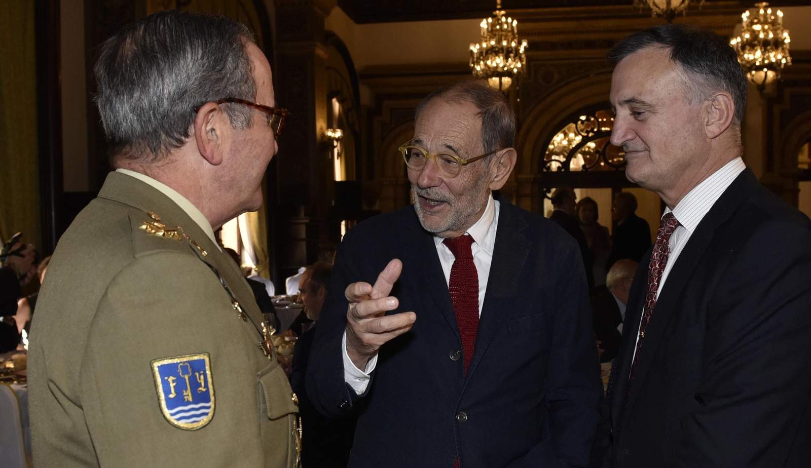 El teniente general Juan Gómez de Salazar, jefe de la Fuerza Terrestre, con Solana y Juan Rodríguez Garat, almirante jefe de la Flota