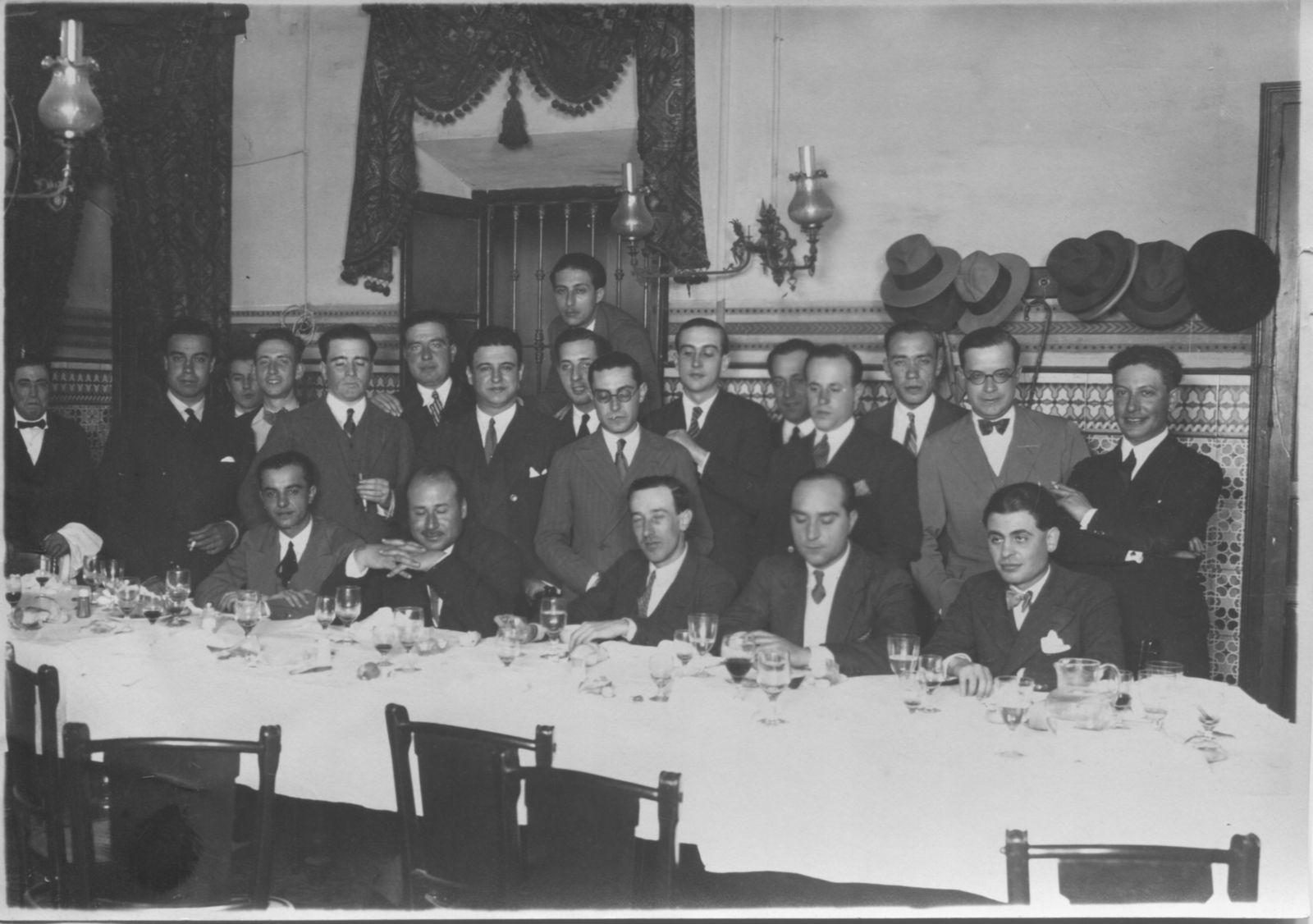 Foto original del homenaje a Gerardo Diego por parte del Grupo Mediodía.