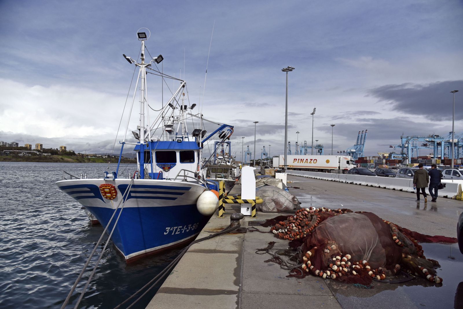 Un barco, amarrado en el Puerto de Algeciras.
