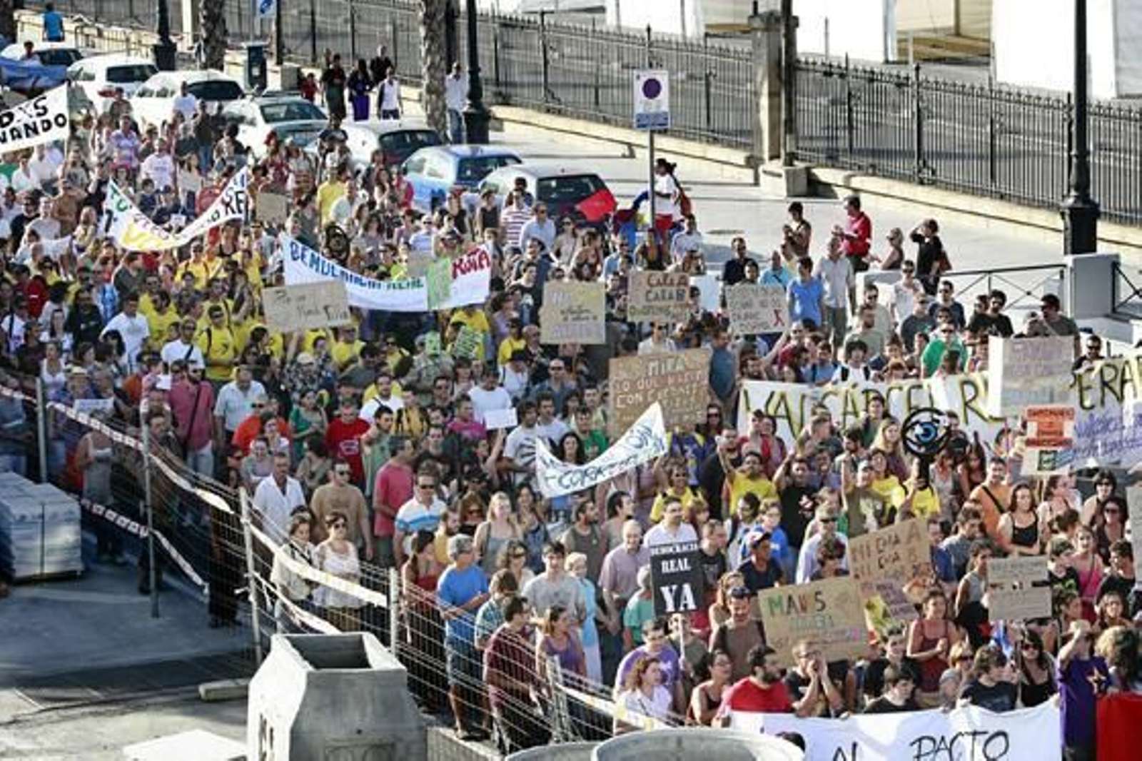 Unas 4.000 personas apoyan la manifestación del 19-J en Cádiz. /Julio González