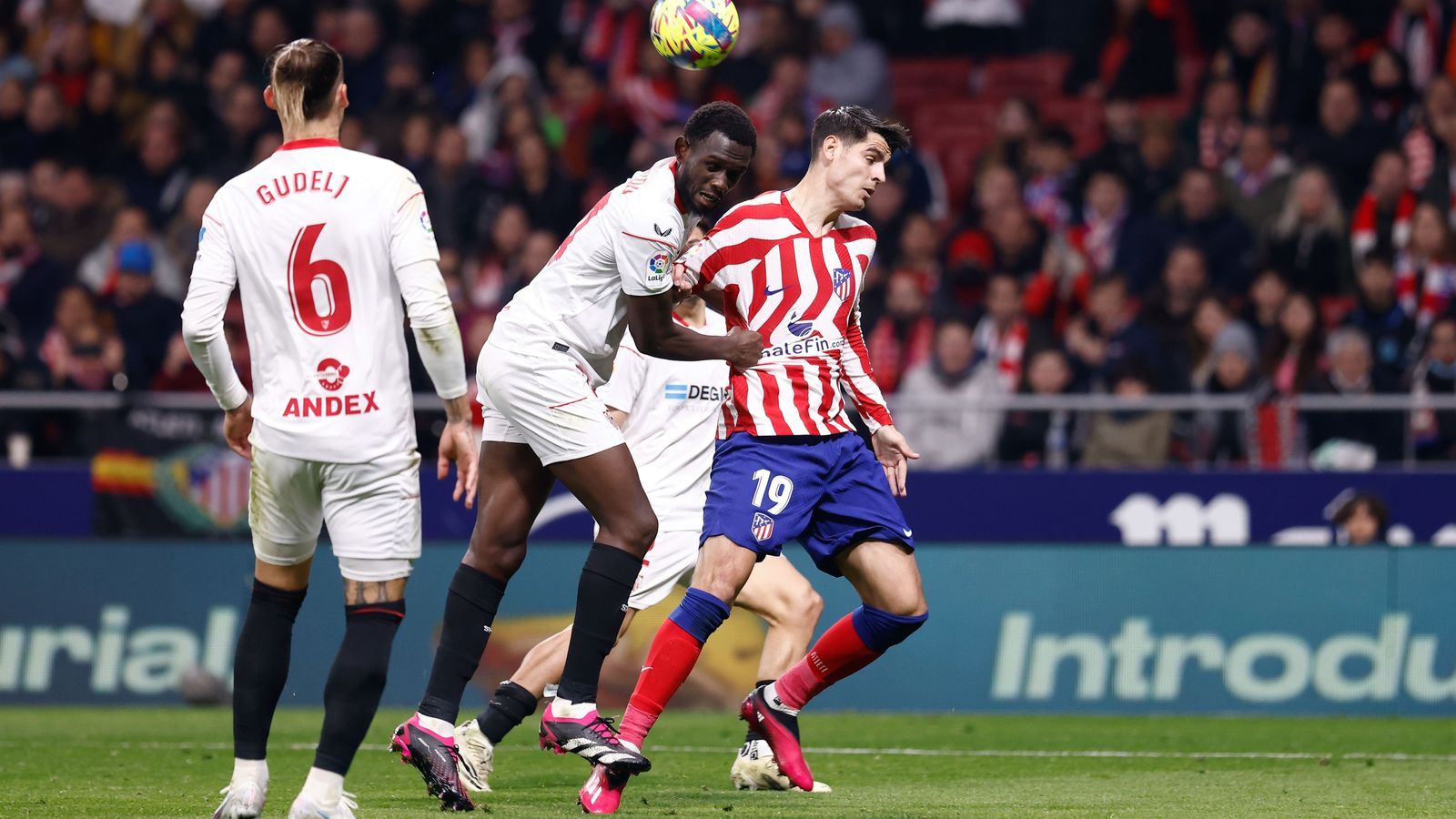 Nianzou intenta ganarle un balón de cabeza a Morata.