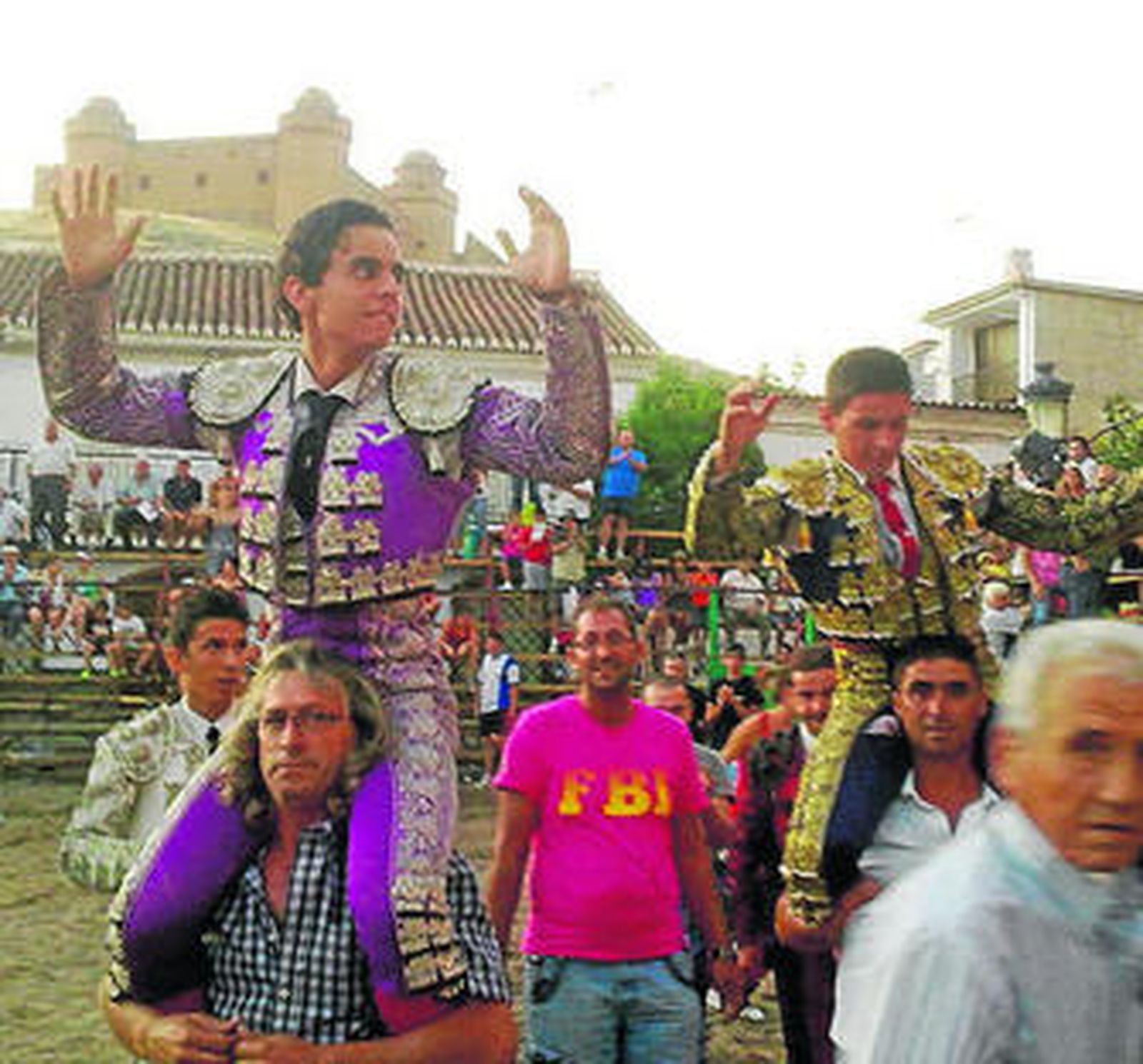 Carlos Ojeda y José Cabrera saliendo a hombros en La Calahorra.