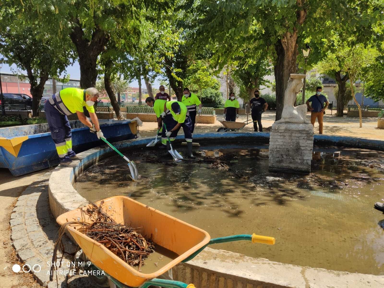 Limpieza de una de las fuentes de El Porvenir