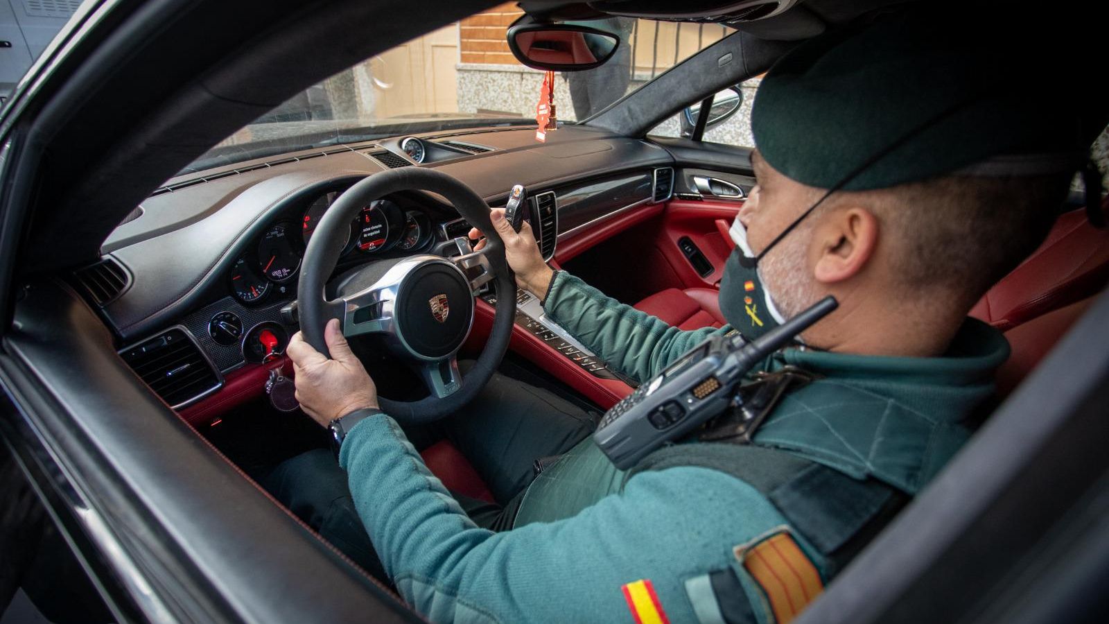 Un agente a los mandos del Porsche Panamera de 'El Patrón' tras ser incautado.