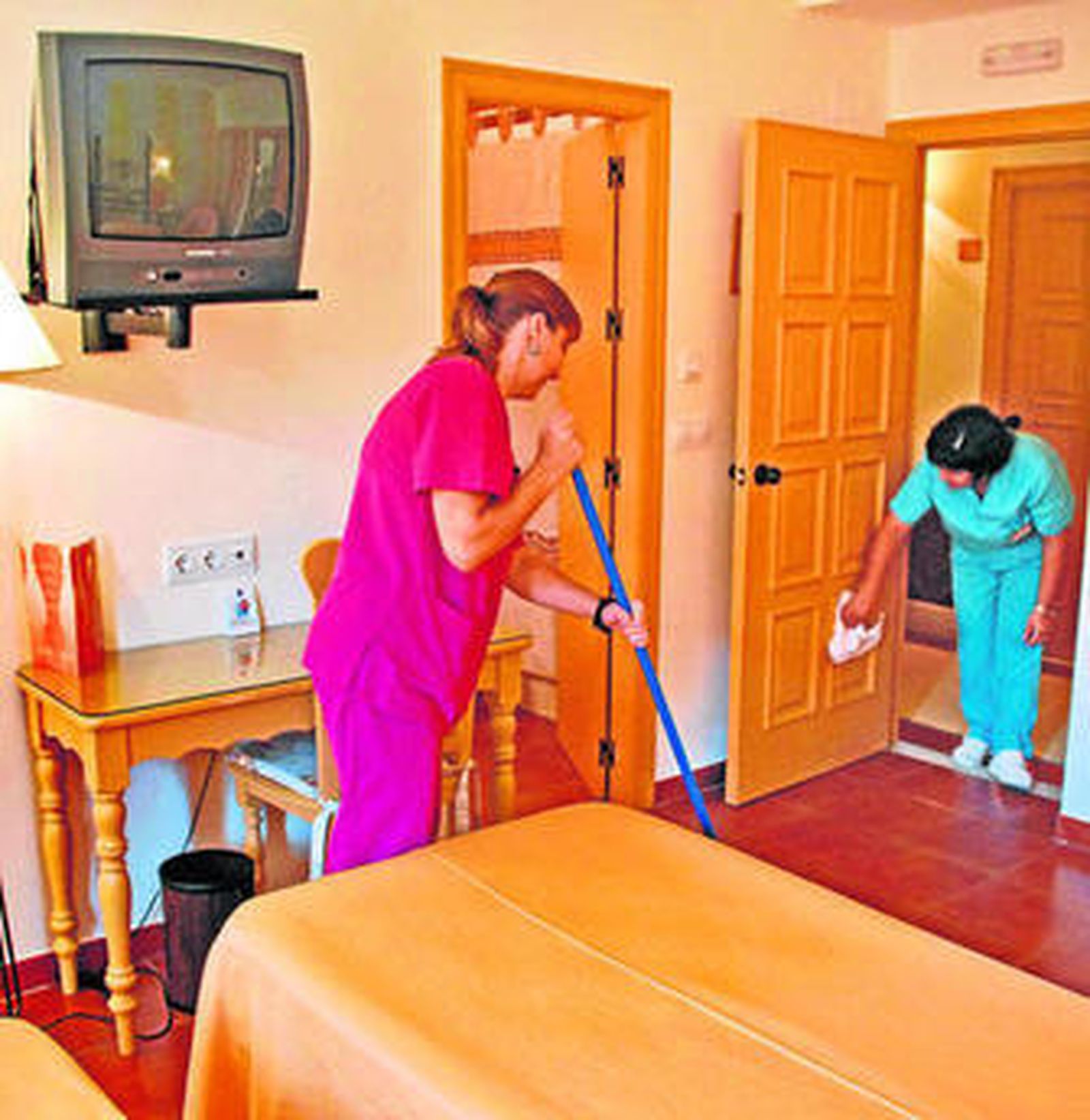 Empleadas trabajando en el servicio de limpieza de un hotel.