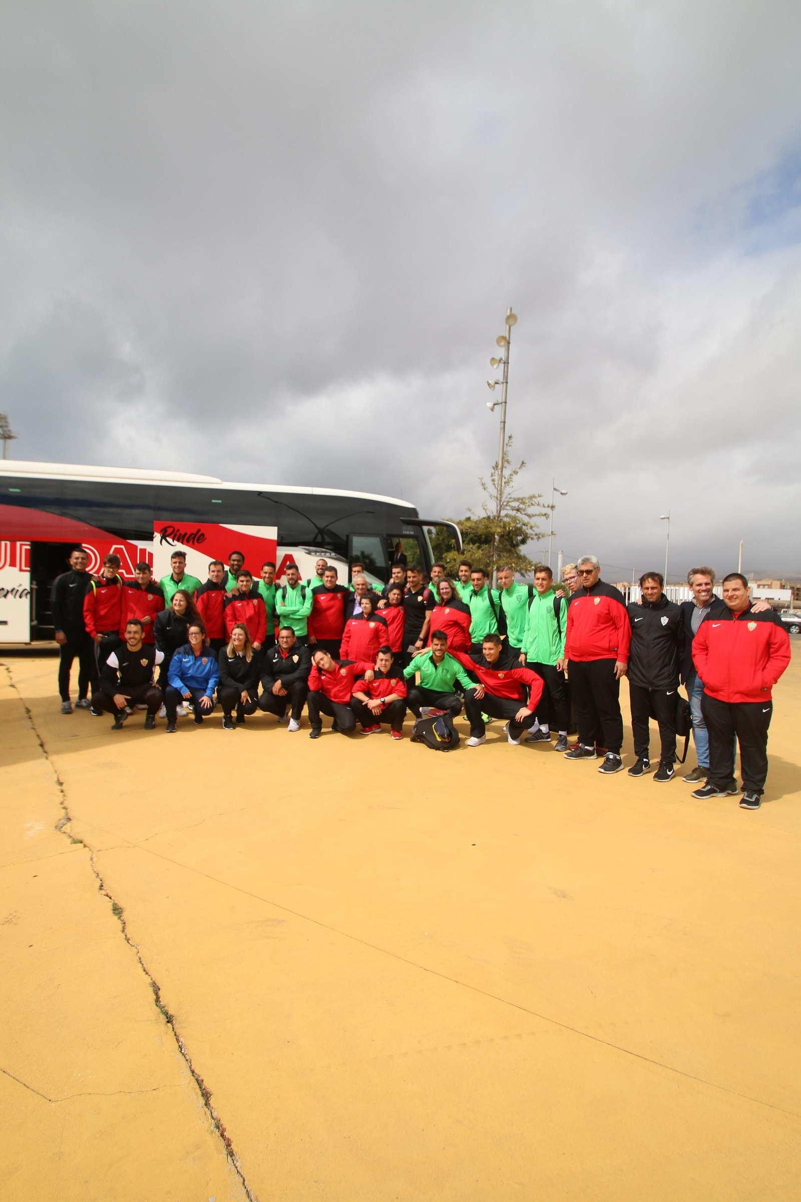 Fotogalería de la salida del Almería y el Almería Genuine hacia sus respectivos partidos.