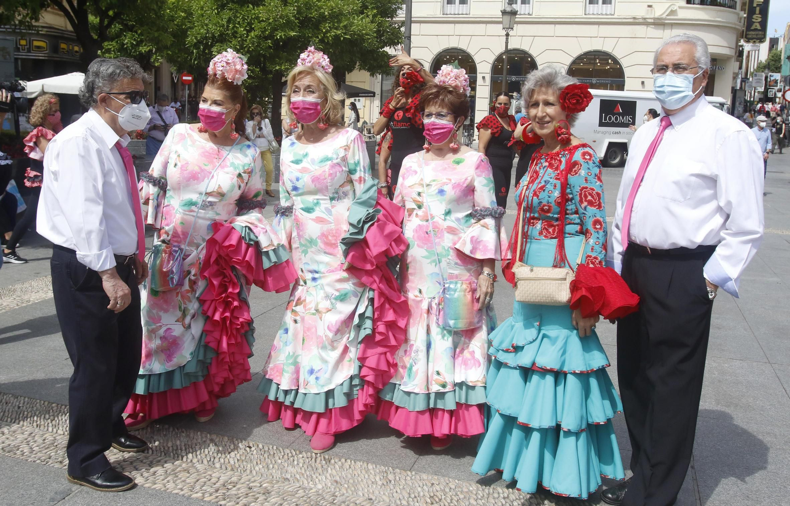 La quedada de las mujeres cordobesas vestidas de flamencas, en imágenes