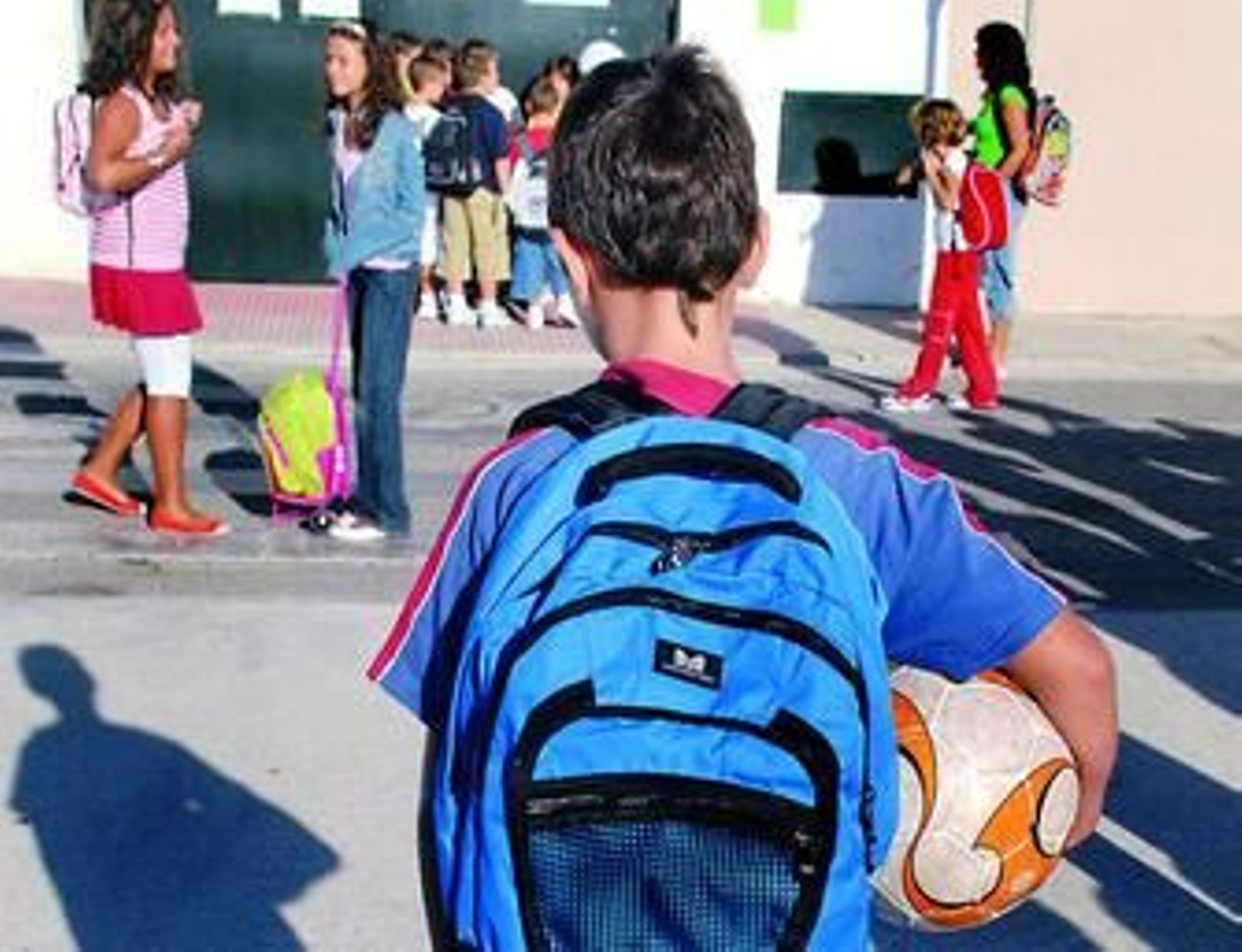 Un alumno en el momento de entrar en uno de los centros educativos de la localidad.