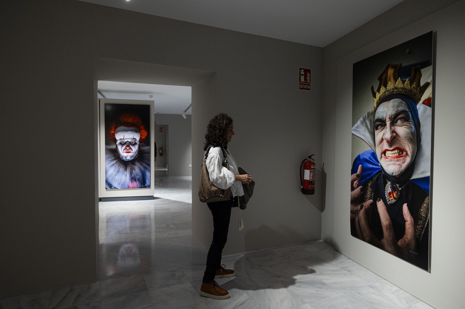 Inauguración de la exposición de Julio González "Carnaval de improviso. Retratos urgentes: la trastienda del COAC"  en la casa del carnaval.