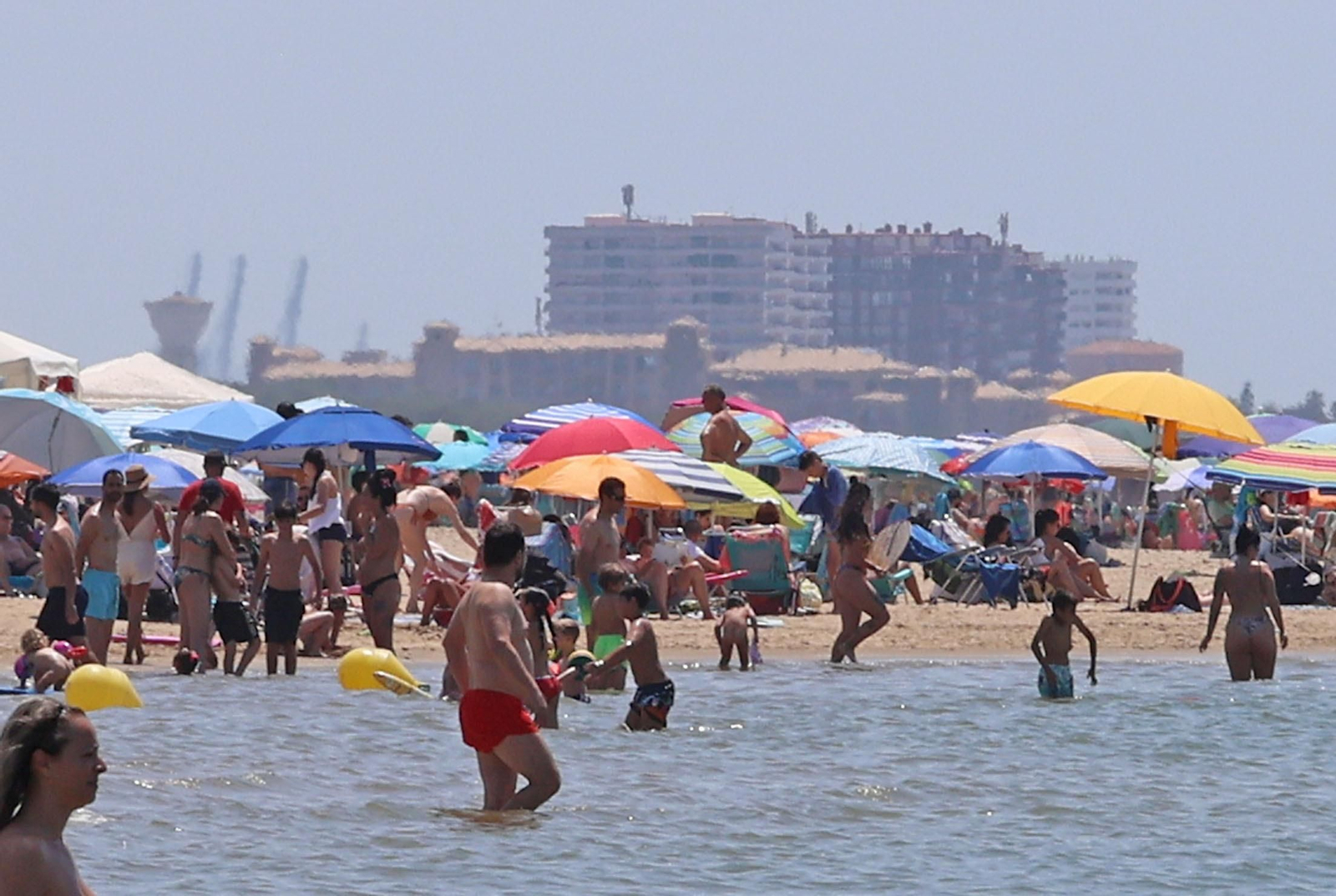 Ambiente en las playas de Huelva en la mañana de domingo