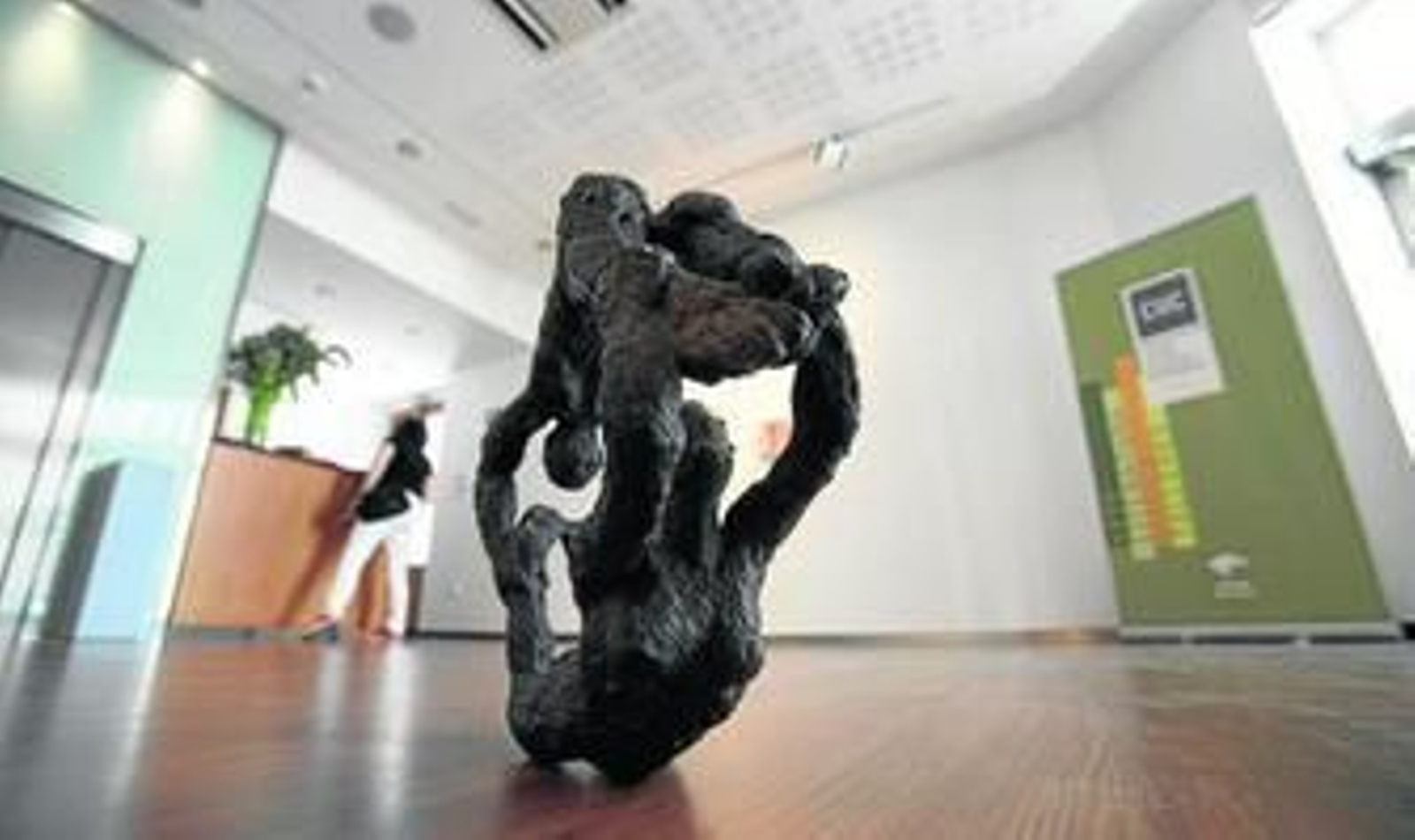 La escultura 'Noche y día' de Manuel Patricio recibe al visitante en la exposición del CUC de Antequera.