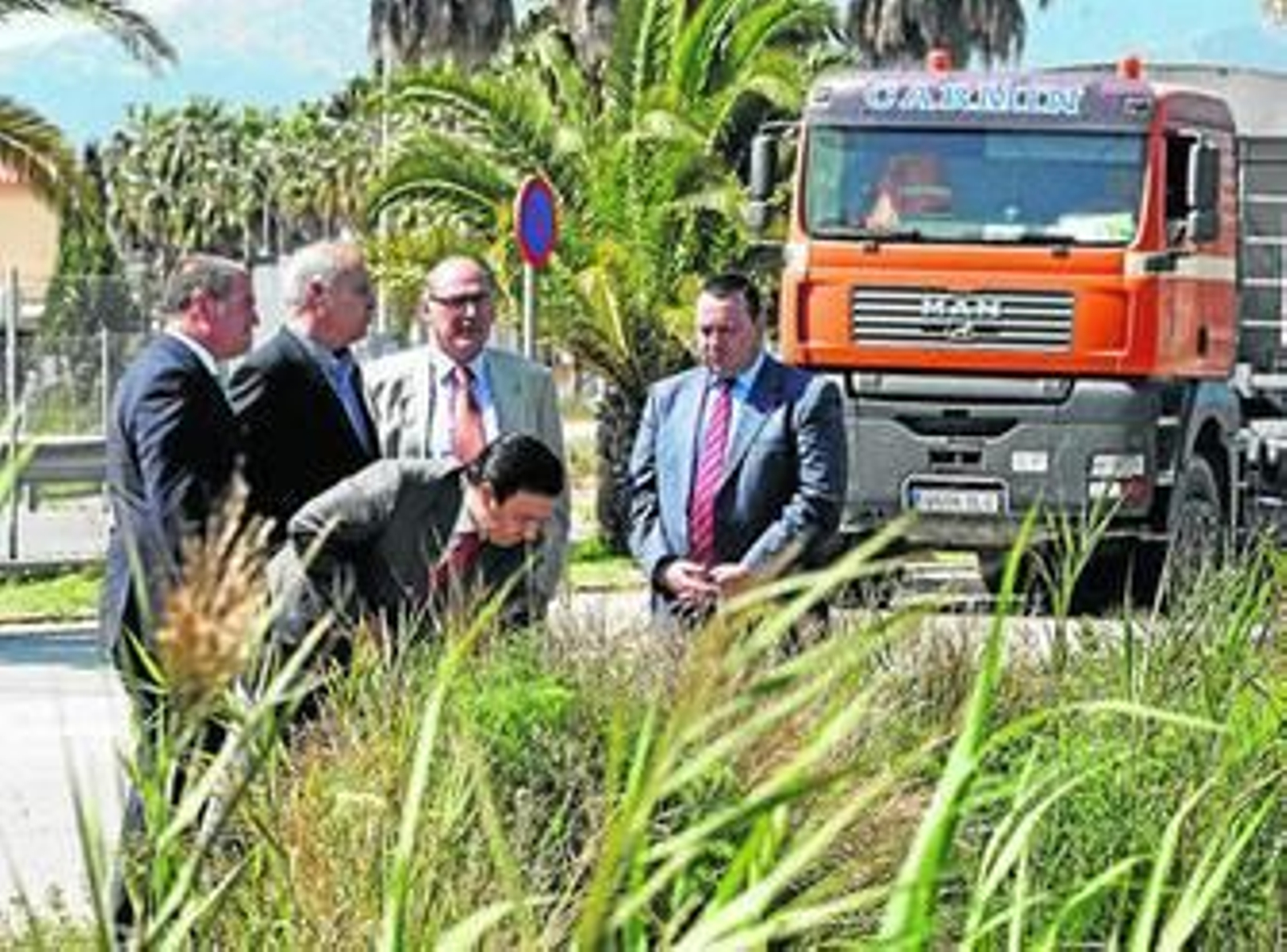 El delegado especial de Zona Franca, Jorge Ramos, y las autoridades municipales en una visita al polígono.