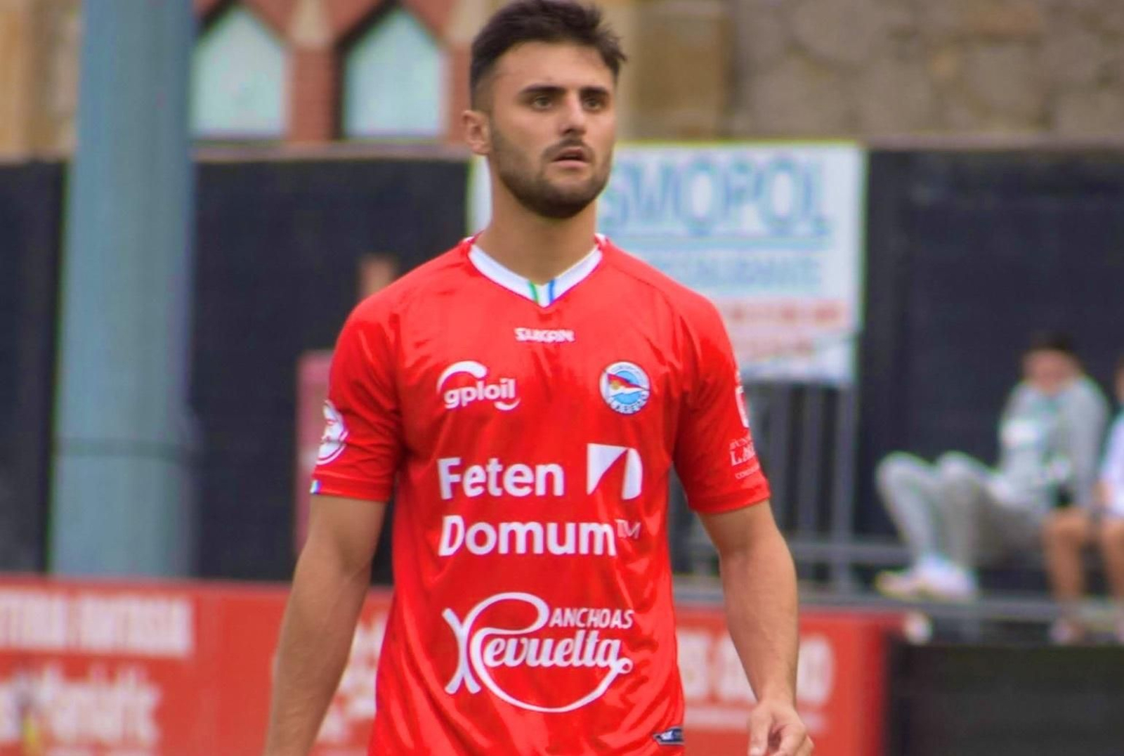 Álex Rasines, en un partido con el Laredo.