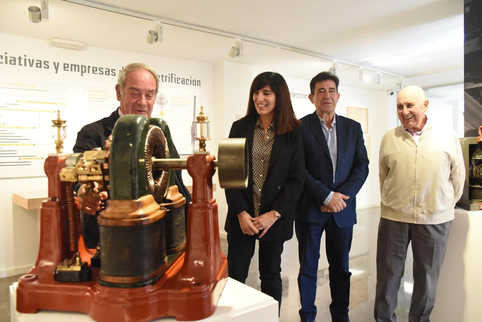 La diputada de Cultura inauguró este jueves la exposición con la presencia de los comisarios.