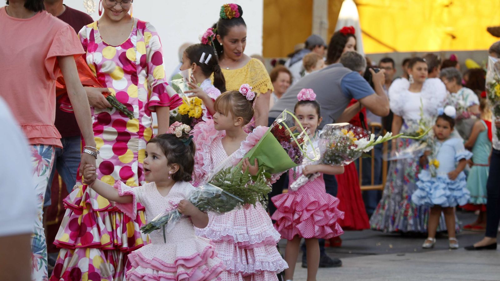 Cientos de personas tomaron parte en la ofrenda floral al santo.