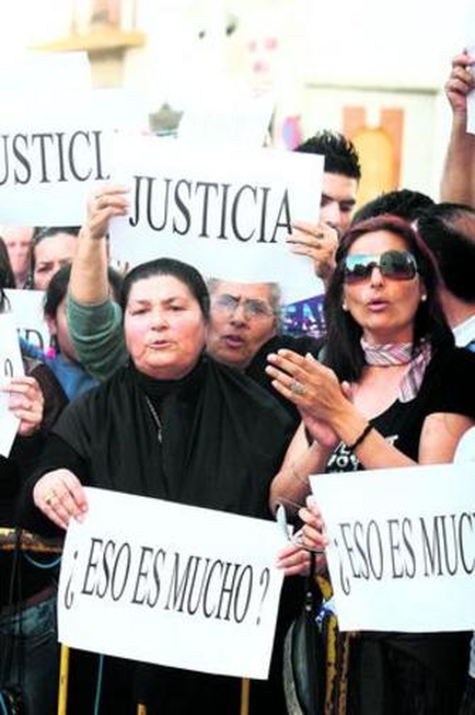 Juan José Cortés y toda la familia de la niña recibieron ayer el apoyo de cientos de personas y reclamaron justicia.
