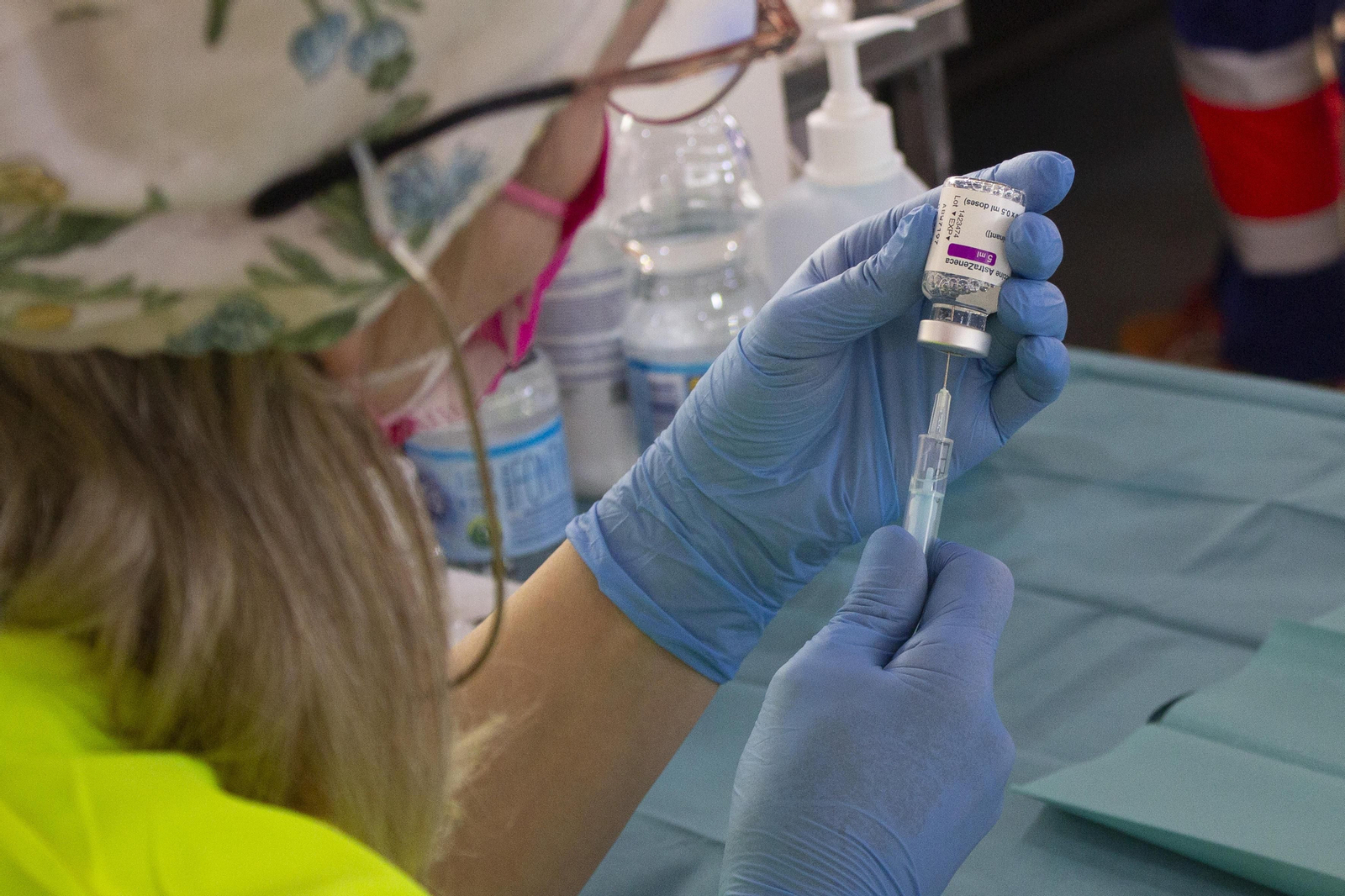Una sanitaria prepara una dosis de la vacuna AstraZeneca.