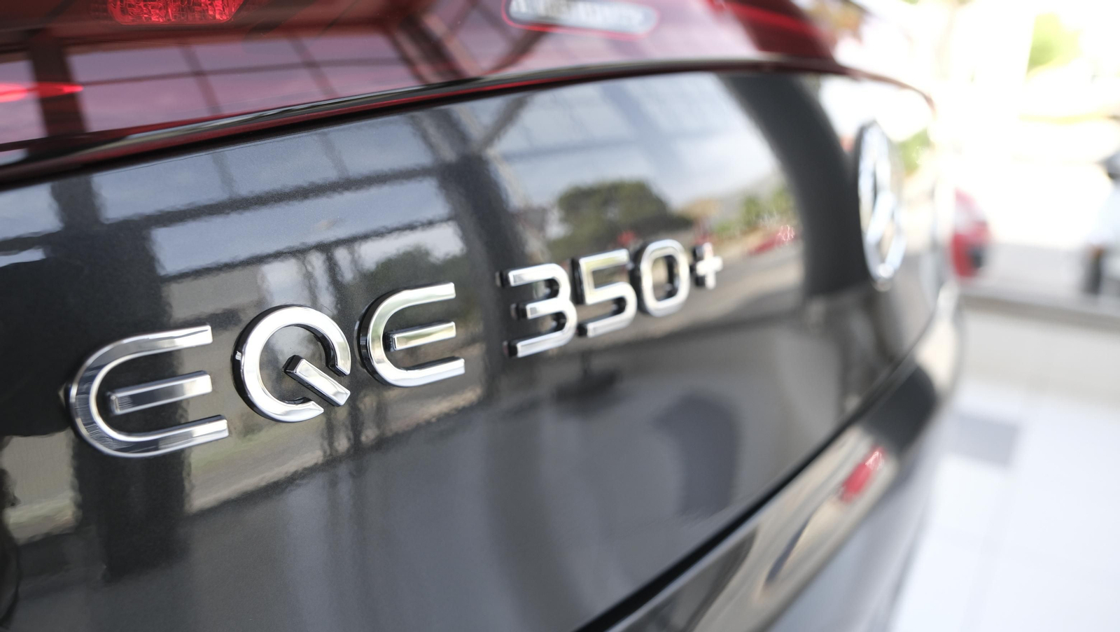 Imágenes de la presentación del Mercedes EQE en el concesionario Saveres, de Huércal de Almería