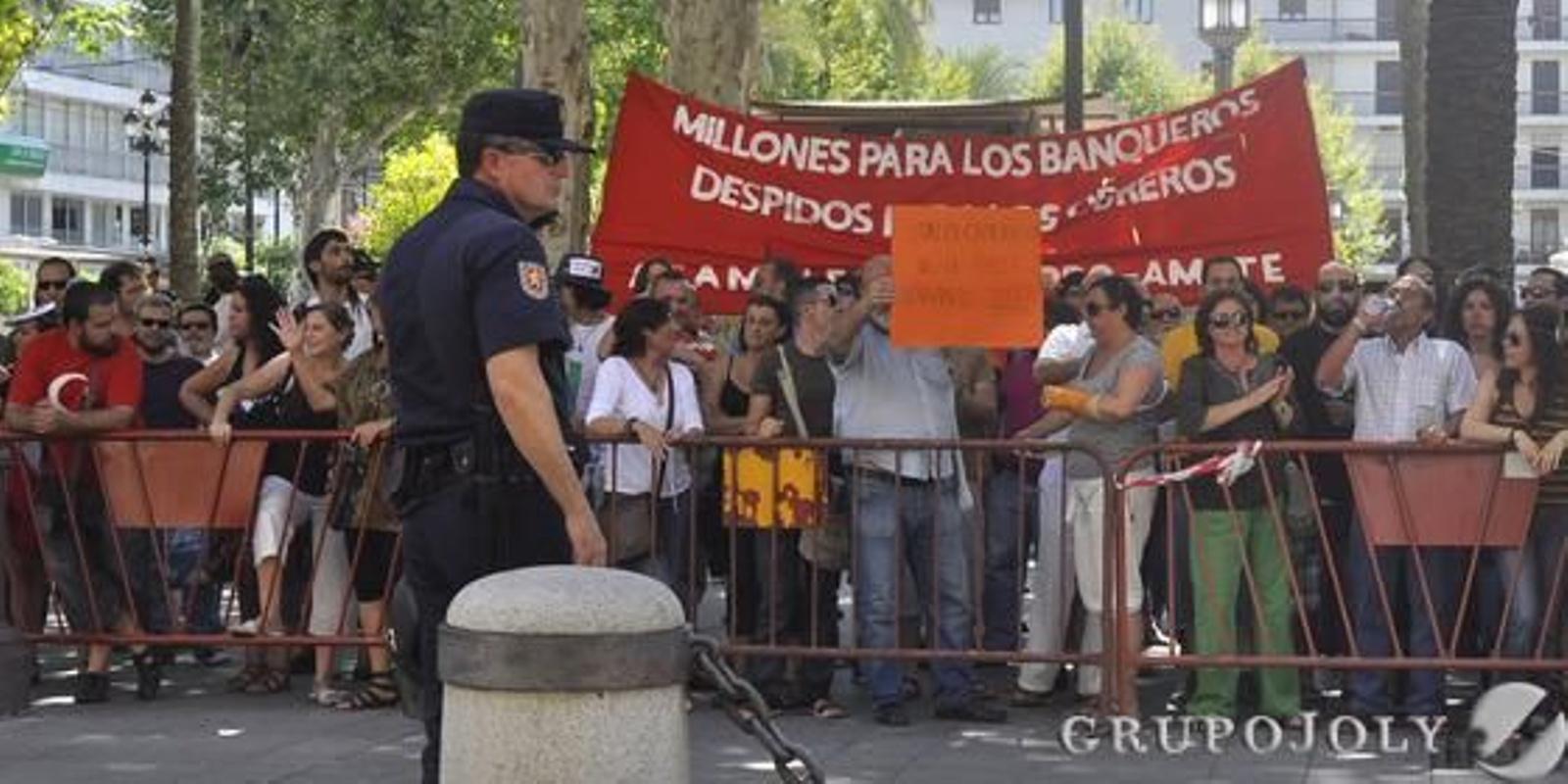 Concentración de los indignados en la Plaza Nueva.

Foto: Manuel Gómez
