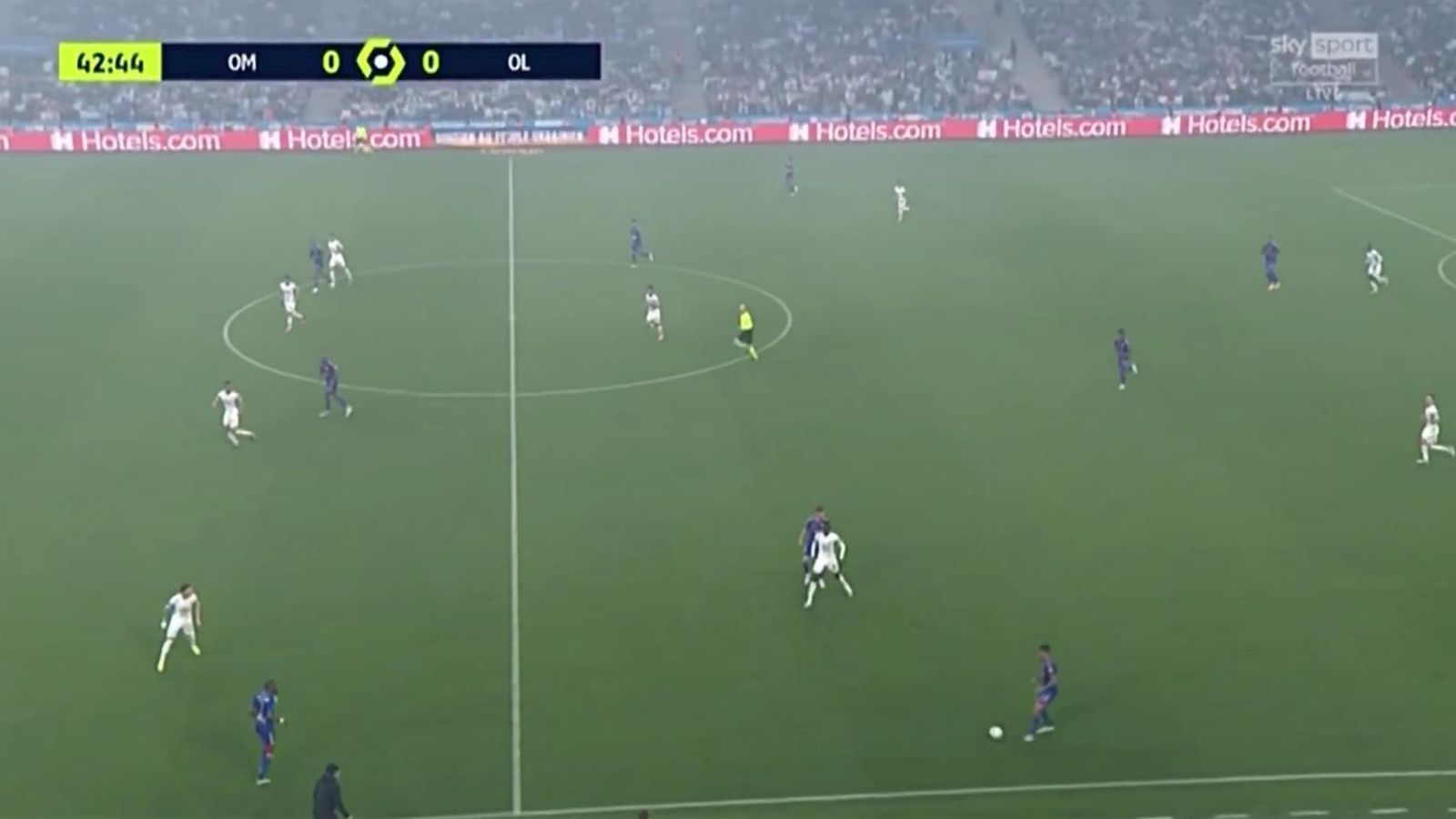 El rival ha salvado la primera línea de presión y la defensa no se mete atrás, sino que trata de achicar.