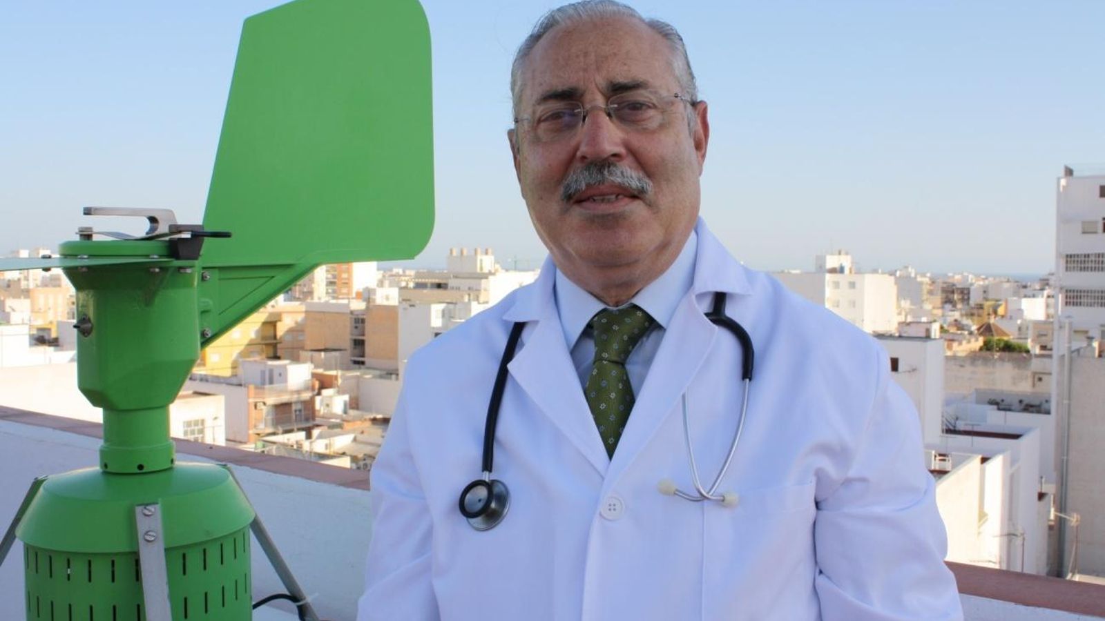 El alergólogo, Juan José Zapata, junto al medidor de pólenes