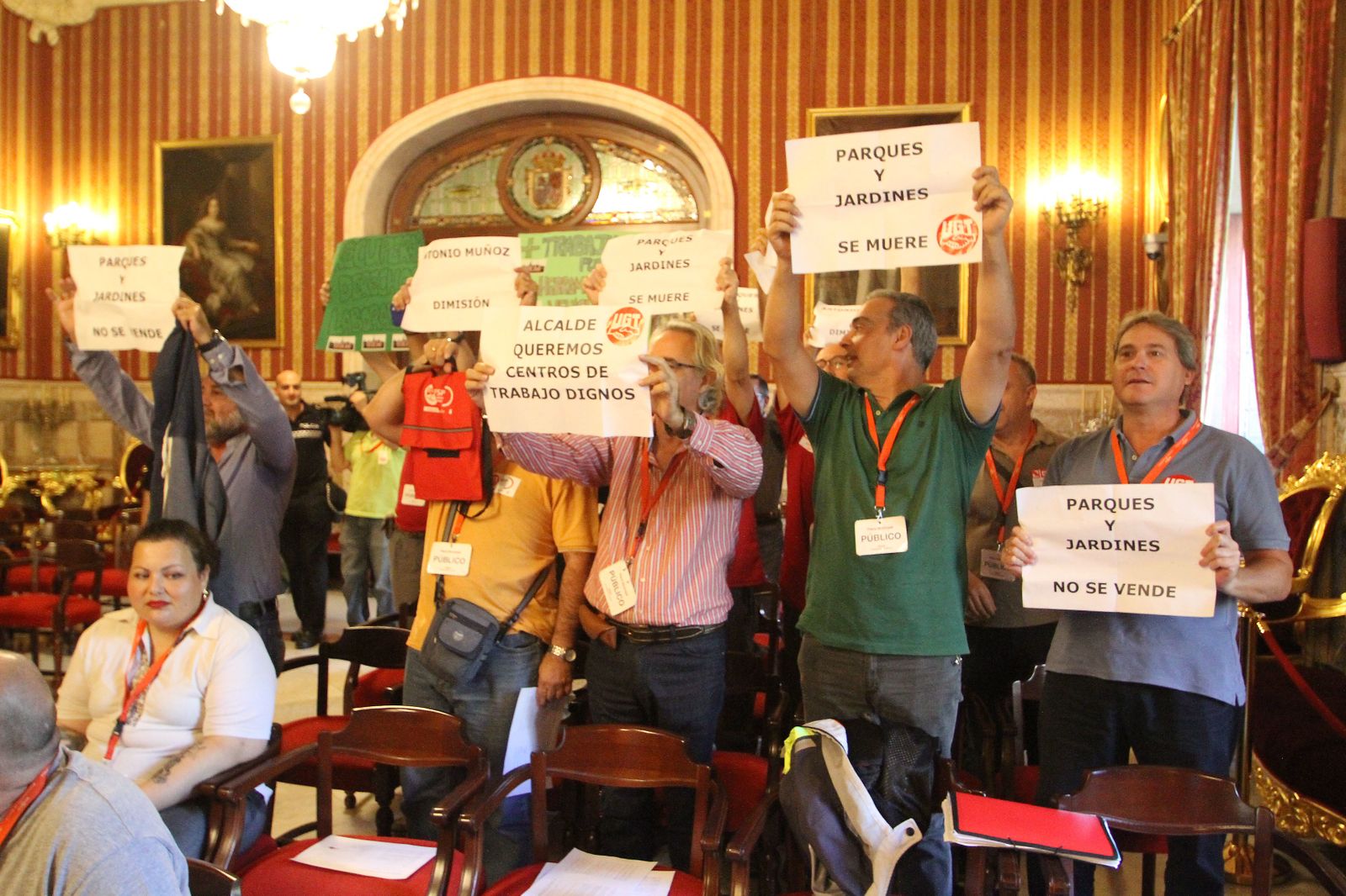 Un grupo de trabajadores protesta durante un pleno.