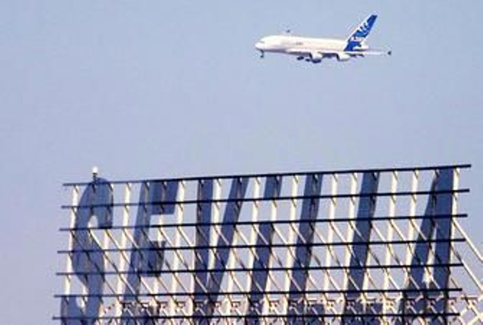 Un avión se prepara para aterrizar en el aeropuerto de San Pablo de Sevilla.