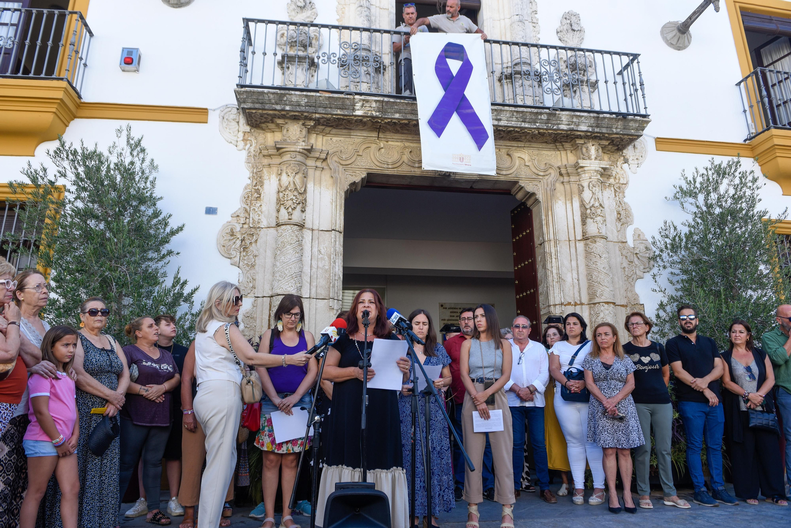 Las imágenes del minuto de silencio en Utrera en homenaje a Erica Vanessa