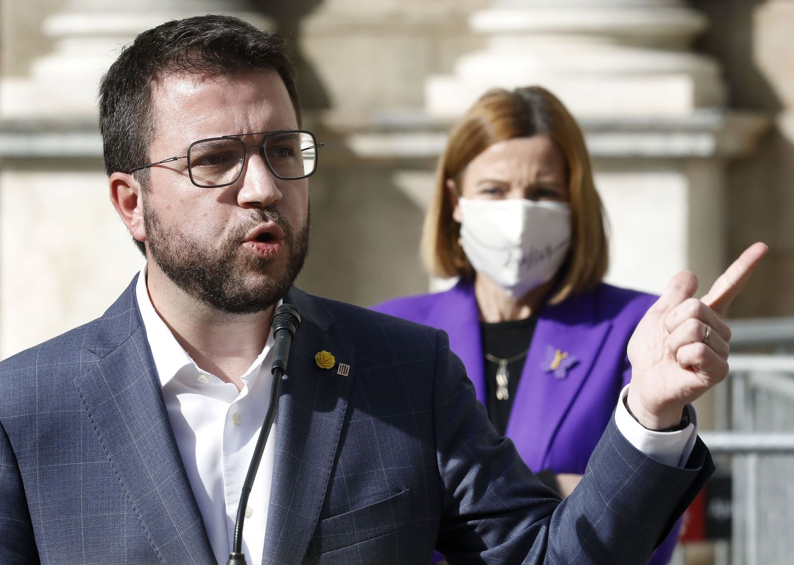 El vicepresidente de la Generalitat en funciones, Pere Aragonès, junto a la ex presidenta del Parlament Carmen Forcadell este miércoles en la plaza de Sant Jaume de Barcelona.