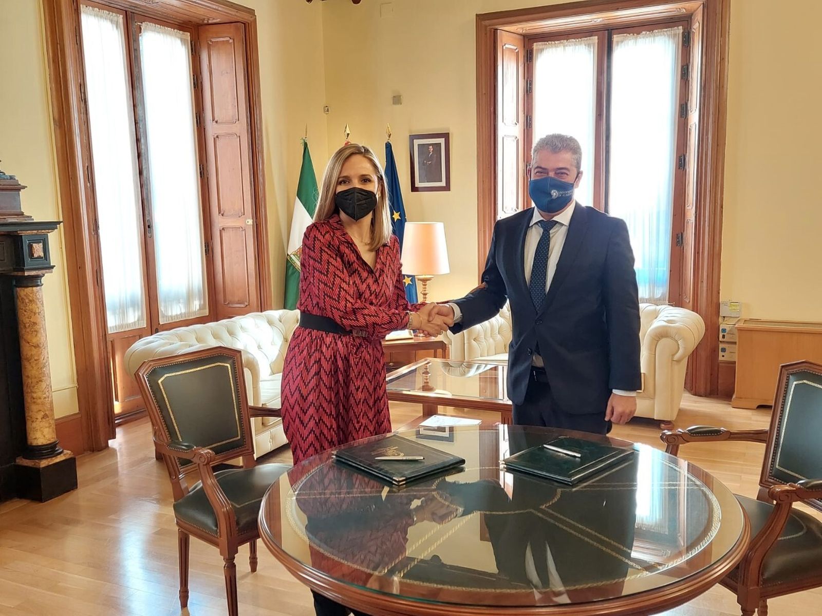 La delegada Maribel Sánchez y el rector Carmelo Rodríguez firman un acuerdo para la realización de prácticas por parte de universitarios