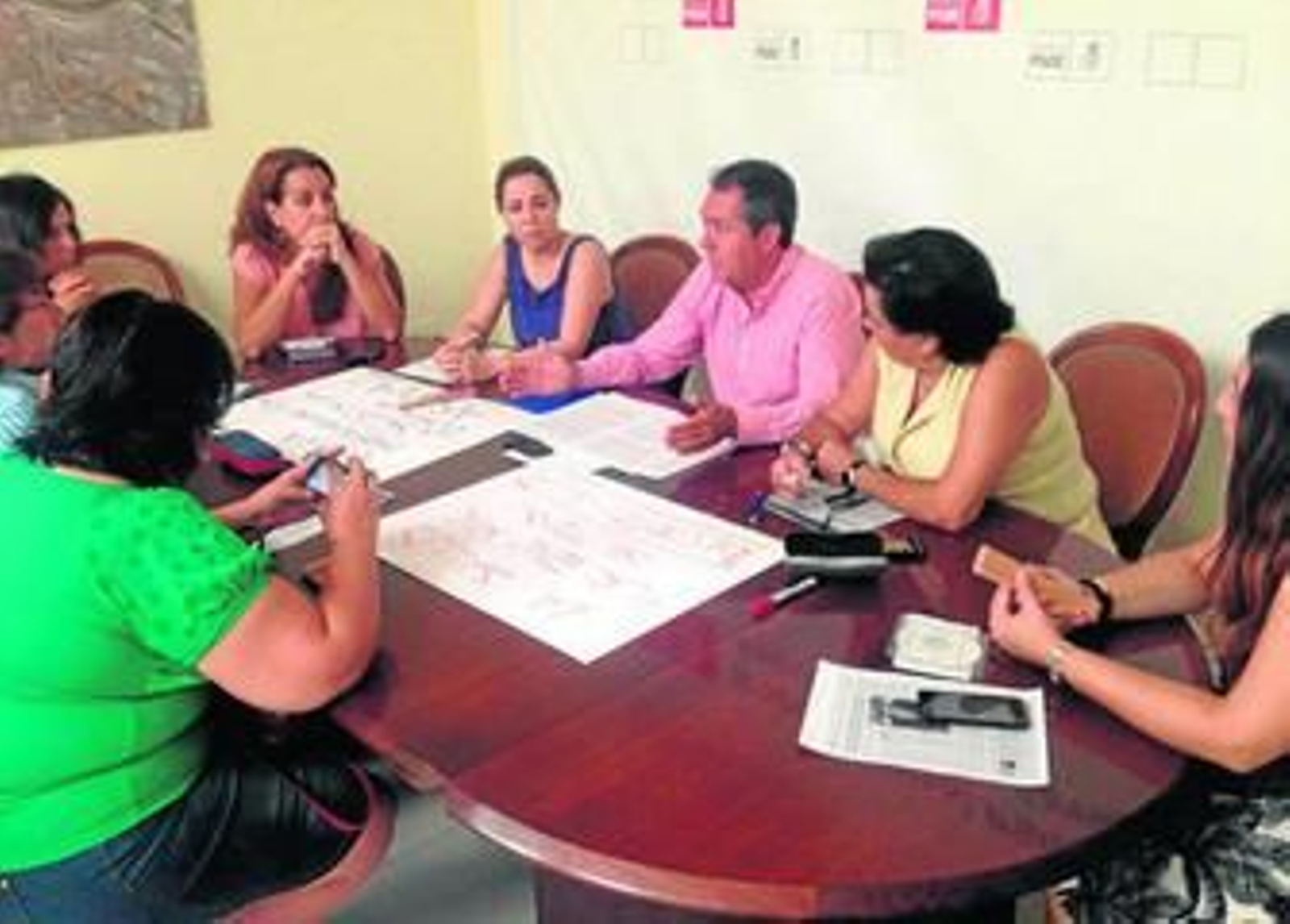 Juan Espadas y Encarnación Martínez durante la reunión con los colectivos vecinales.
